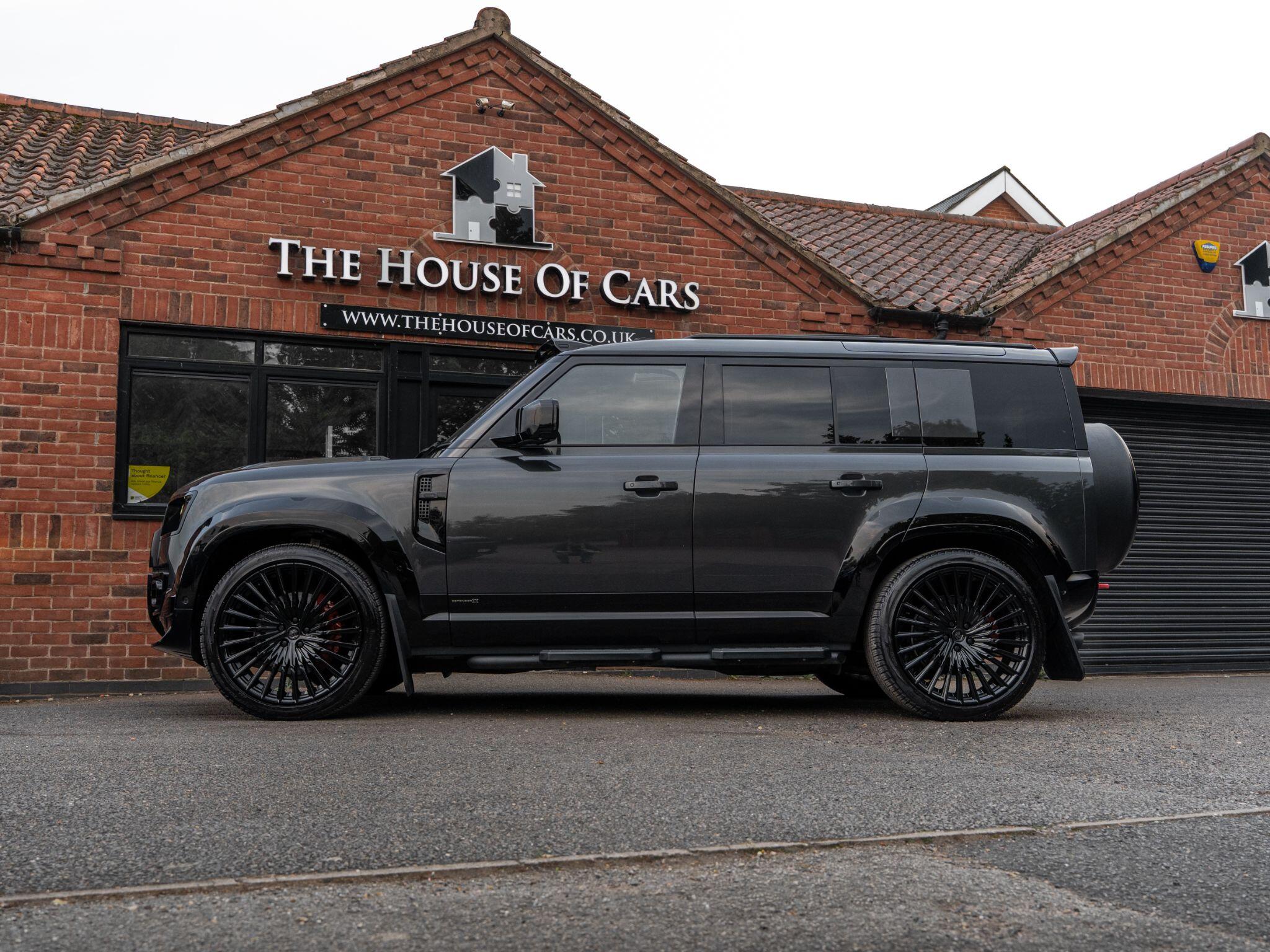 Land Rover Defender 110 view 19