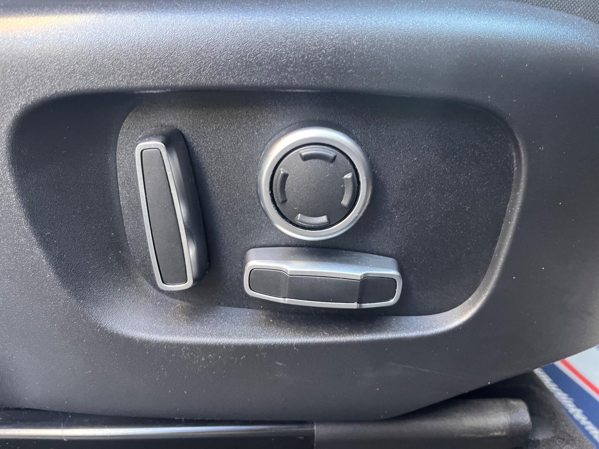Land Rover Discovery Sport view 30