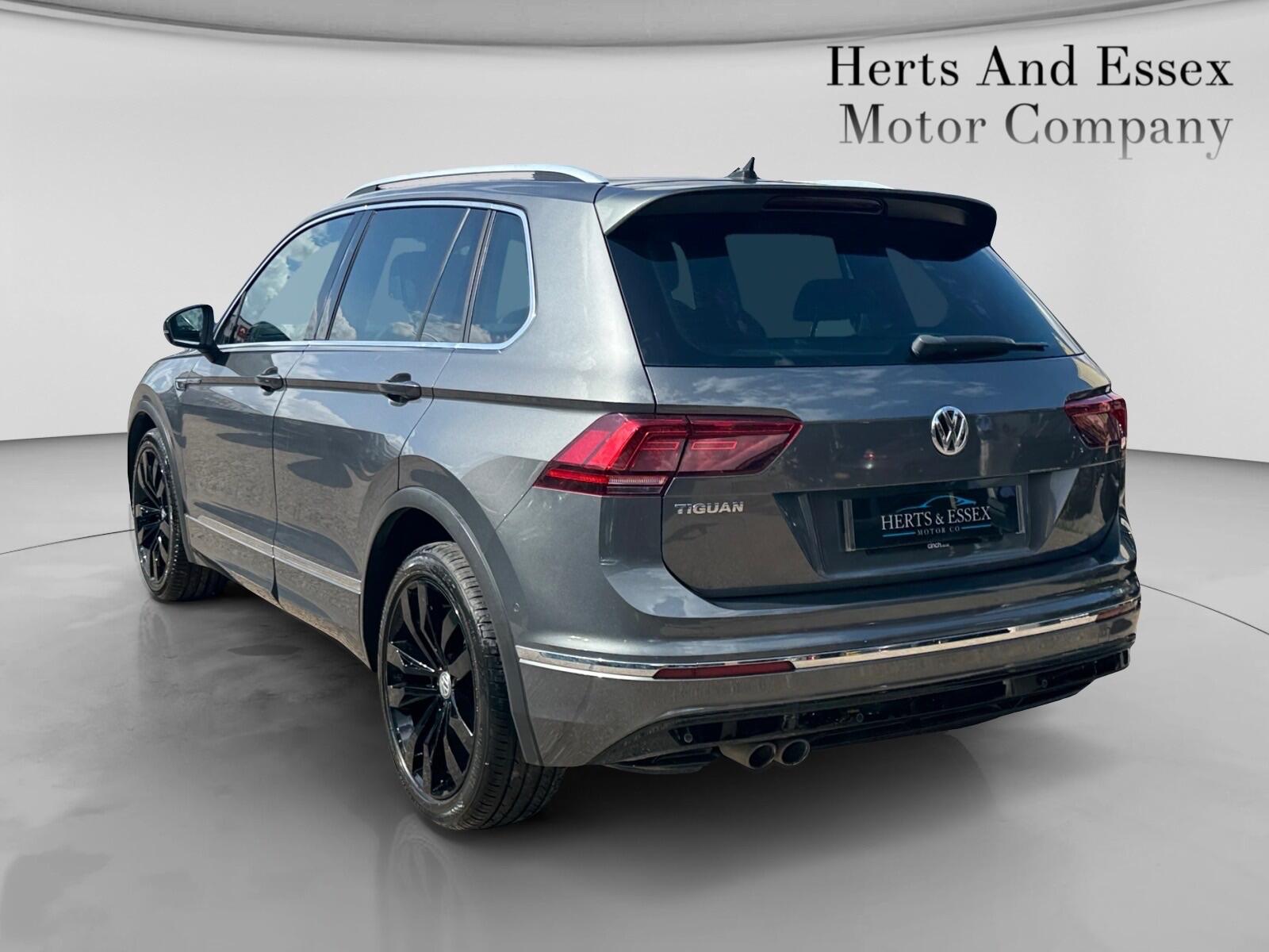 Volkswagen Tiguan view 4