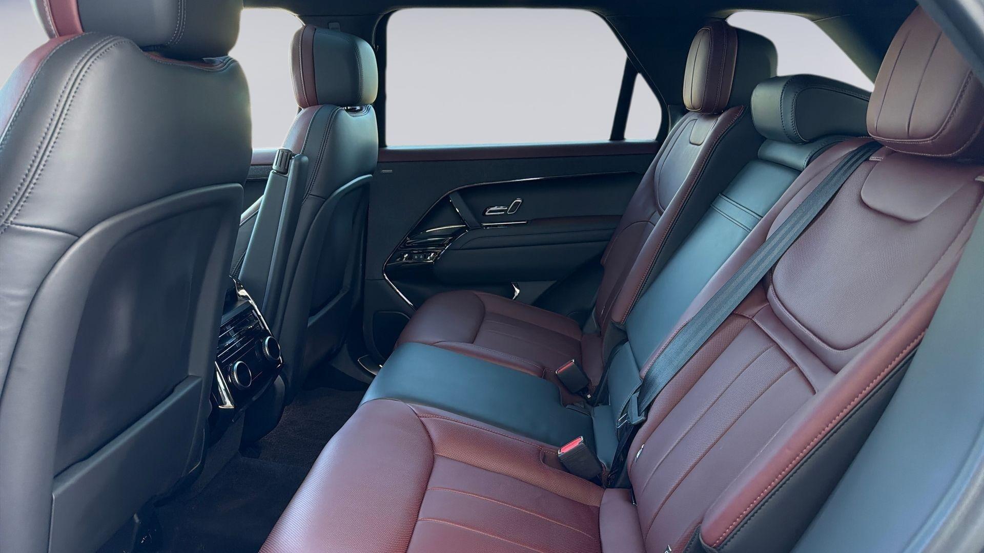 Land Rover Range Rover Sport view 4