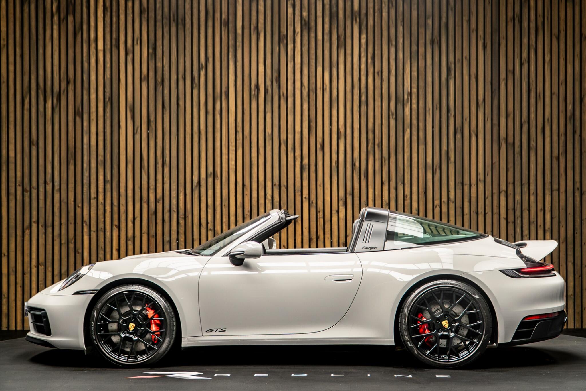 Porsche 911 view 7