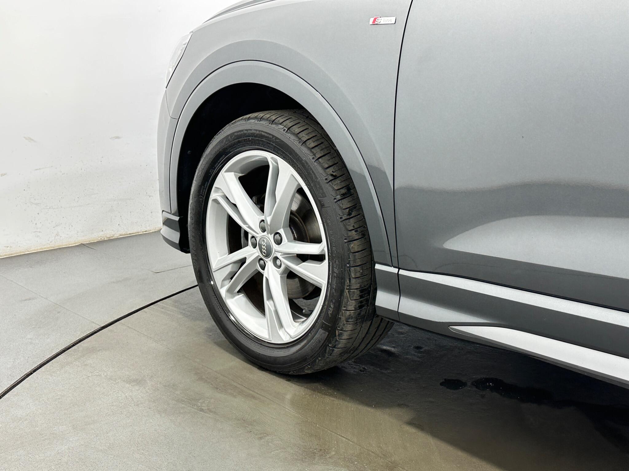 Audi Q3 view 50