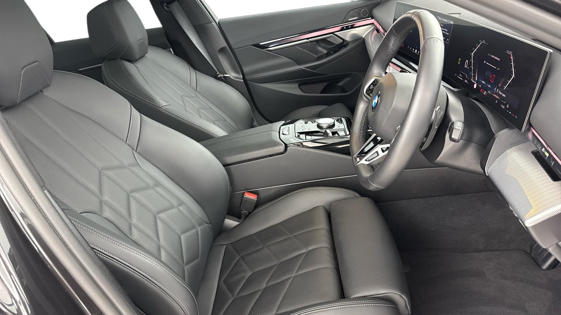 BMW 5 Series view 11