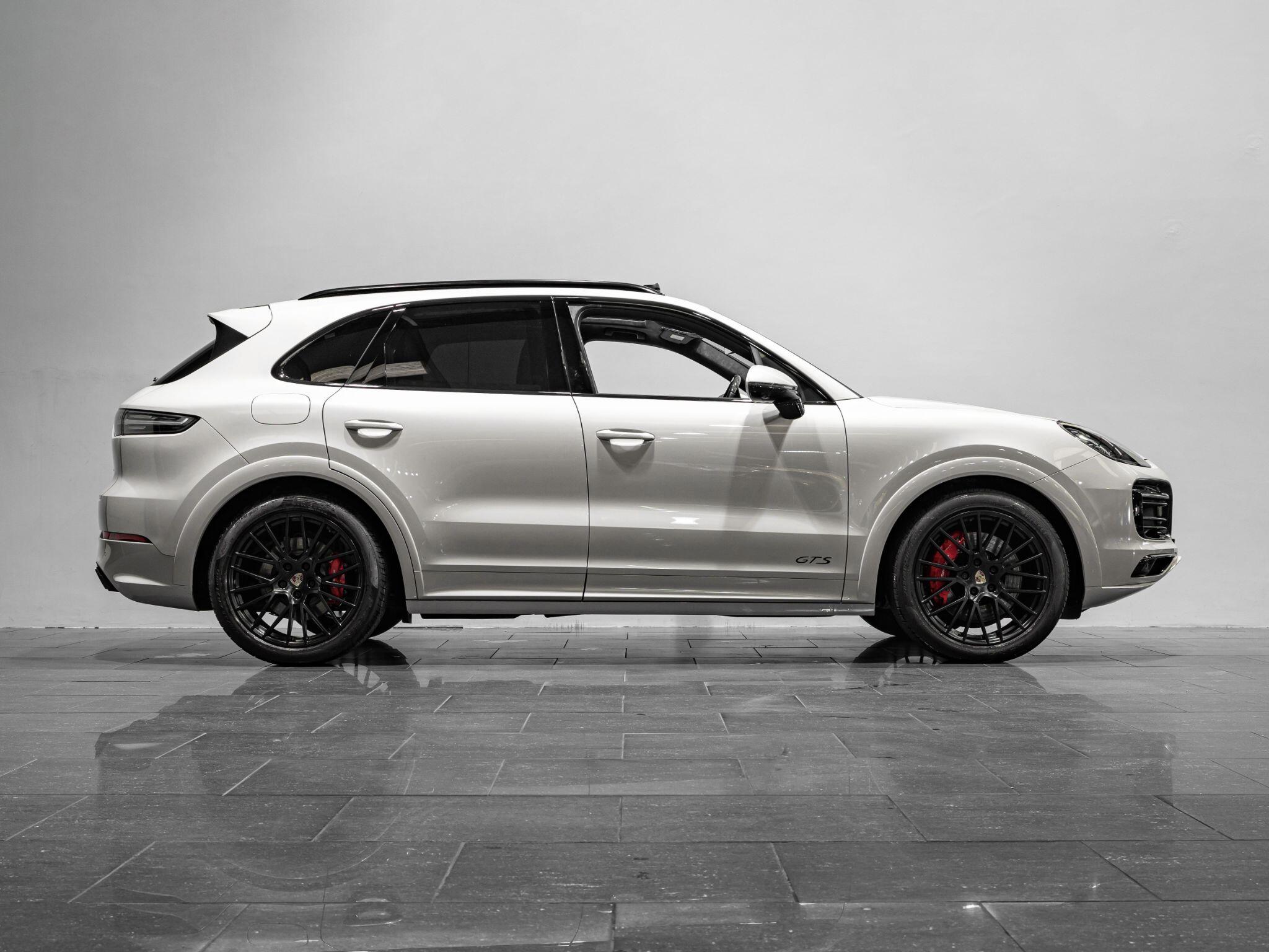 Porsche Cayenne view 6