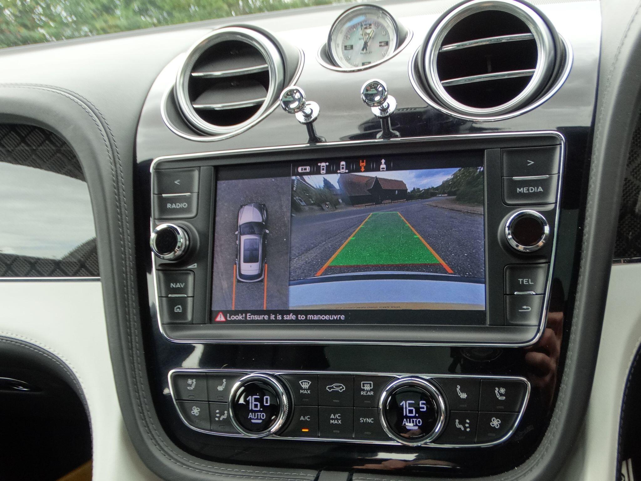Bentley Bentayga view 36