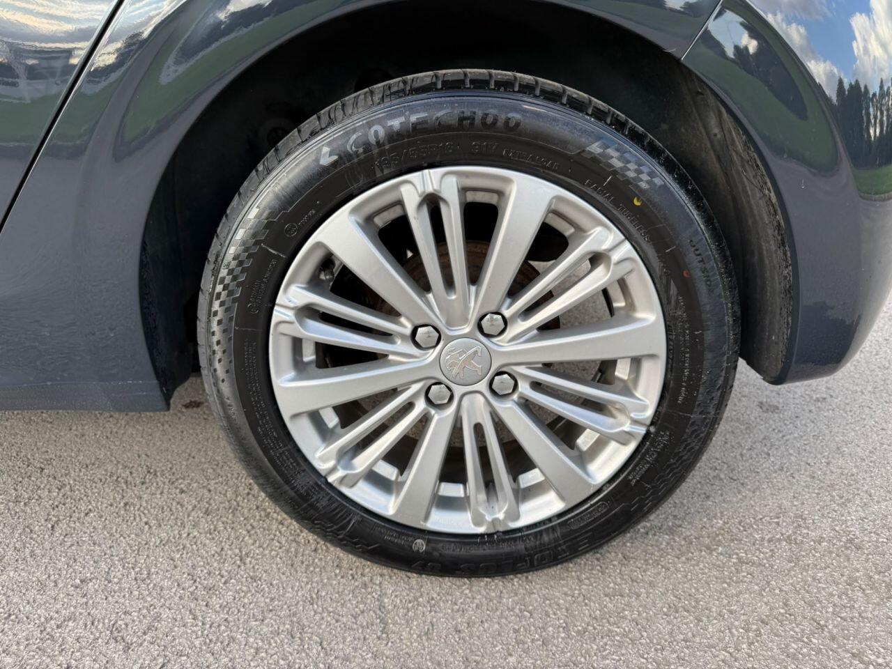 Peugeot 208 view 18