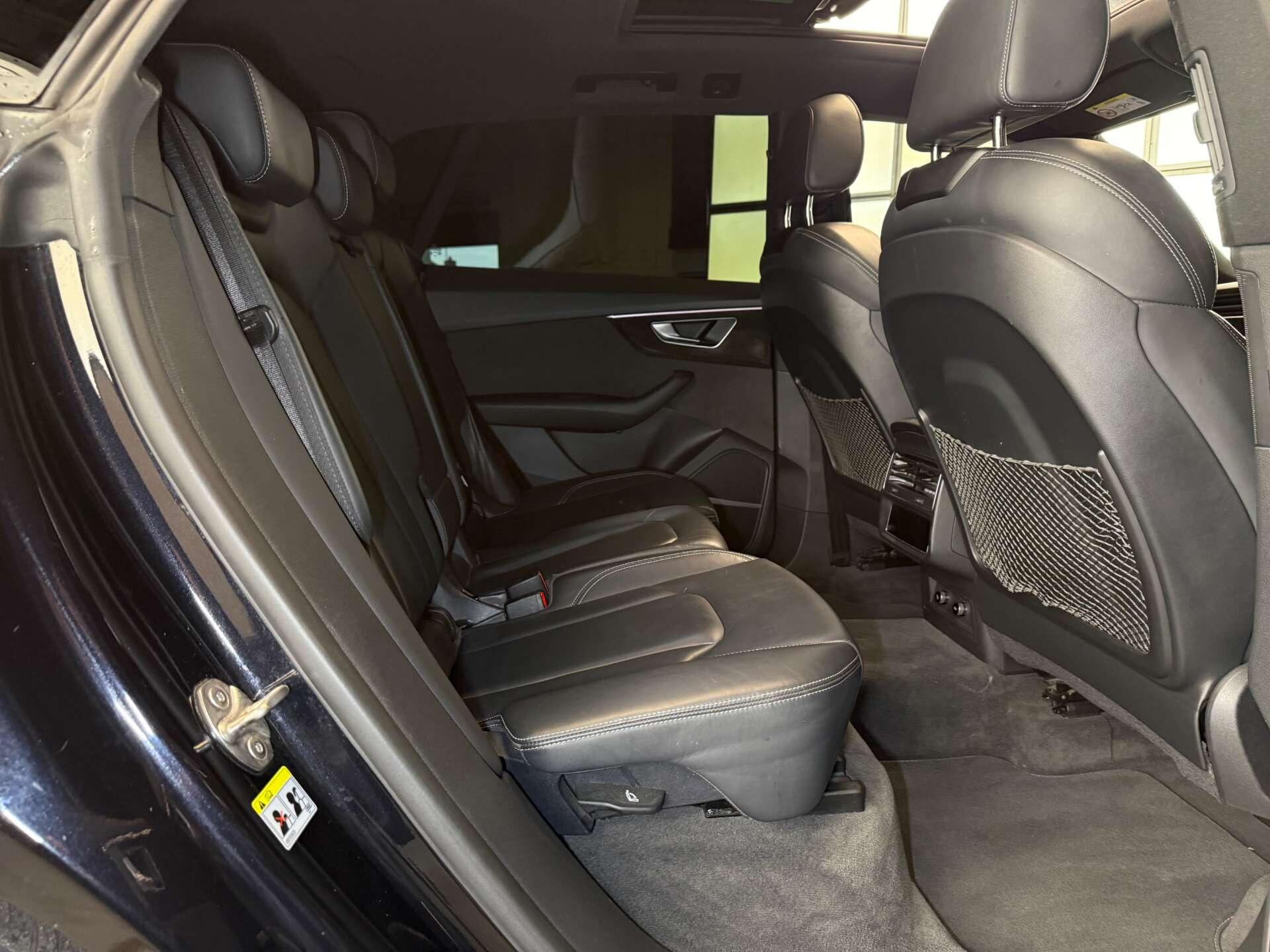 Audi Q8 view 23