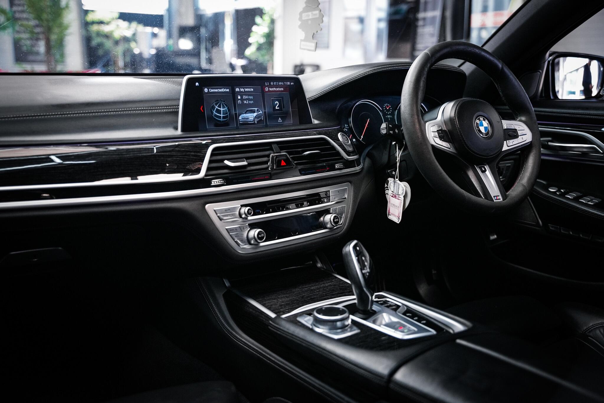 BMW 7 Series view 23