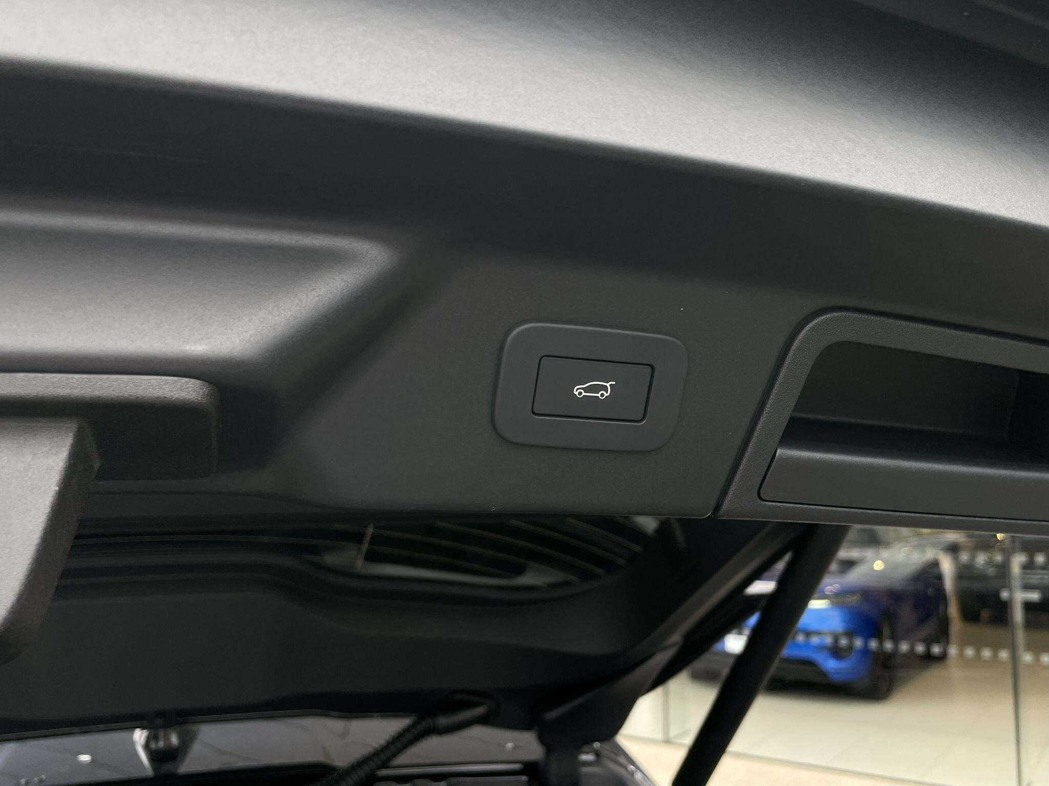 Land Rover Range Rover Velar view 15