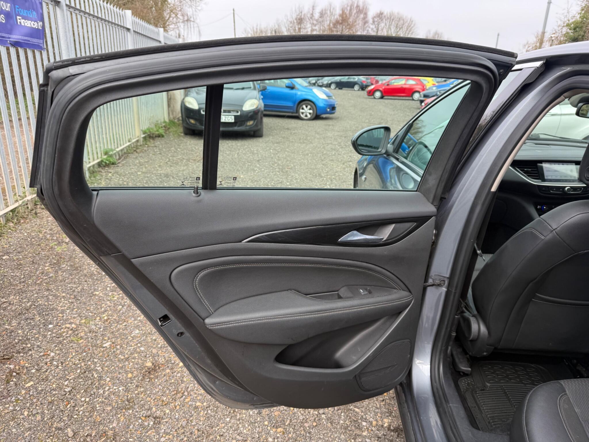 2017 Vauxhall Insignia image 27