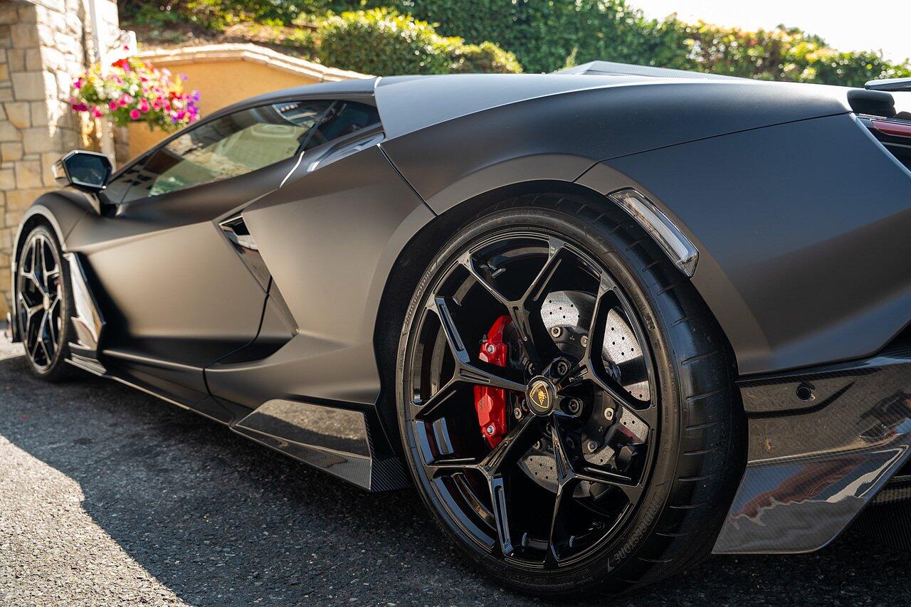 Lamborghini Revuelto view 20