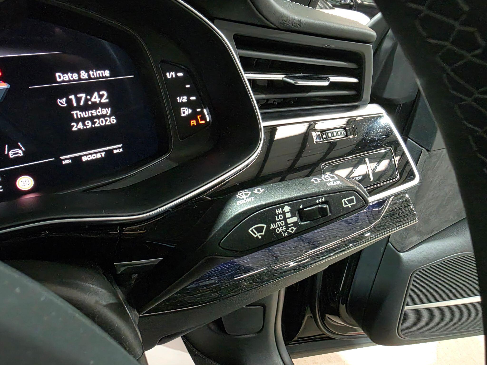 Audi SQ8 view 26