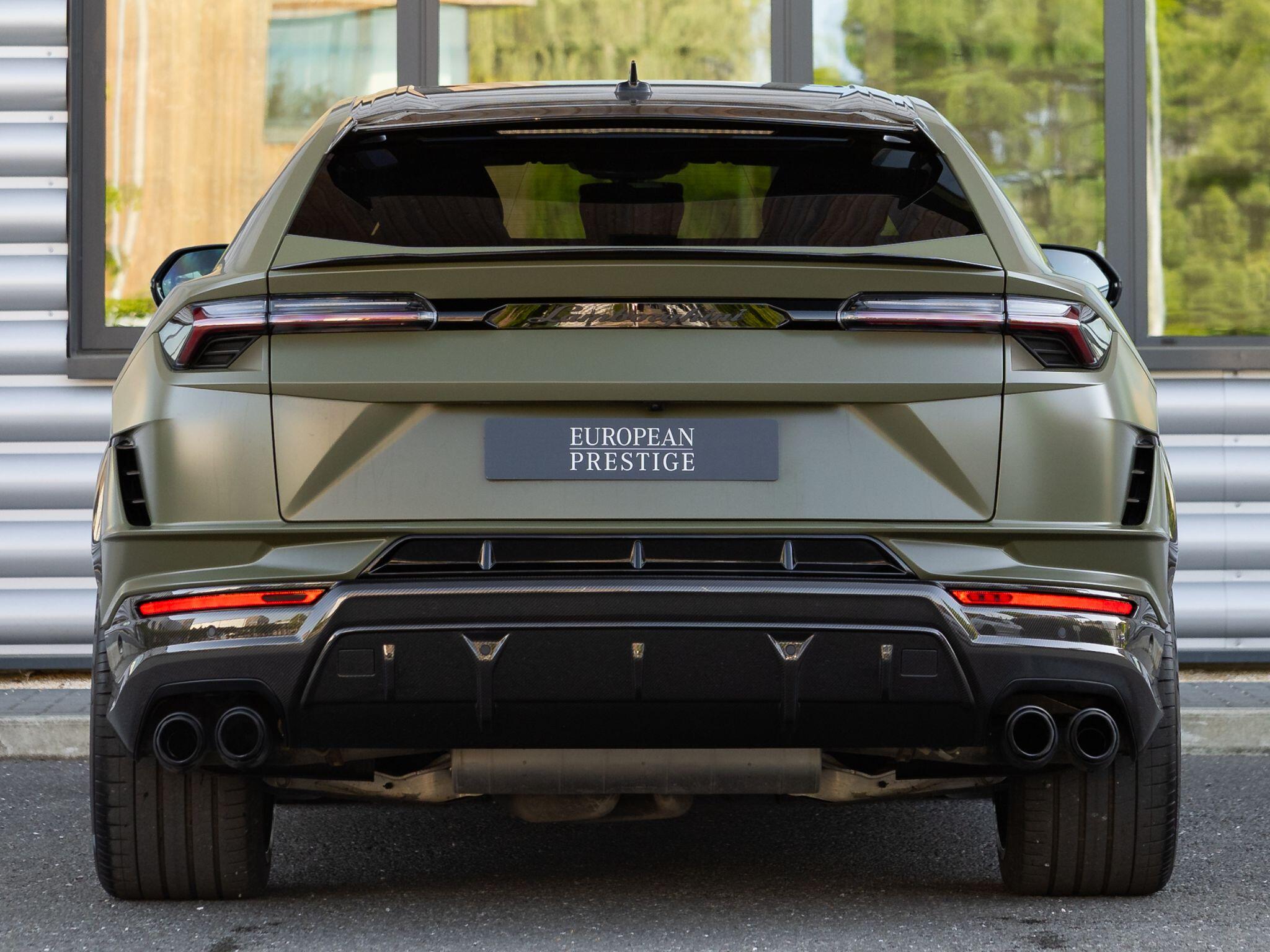 Lamborghini Urus view 4