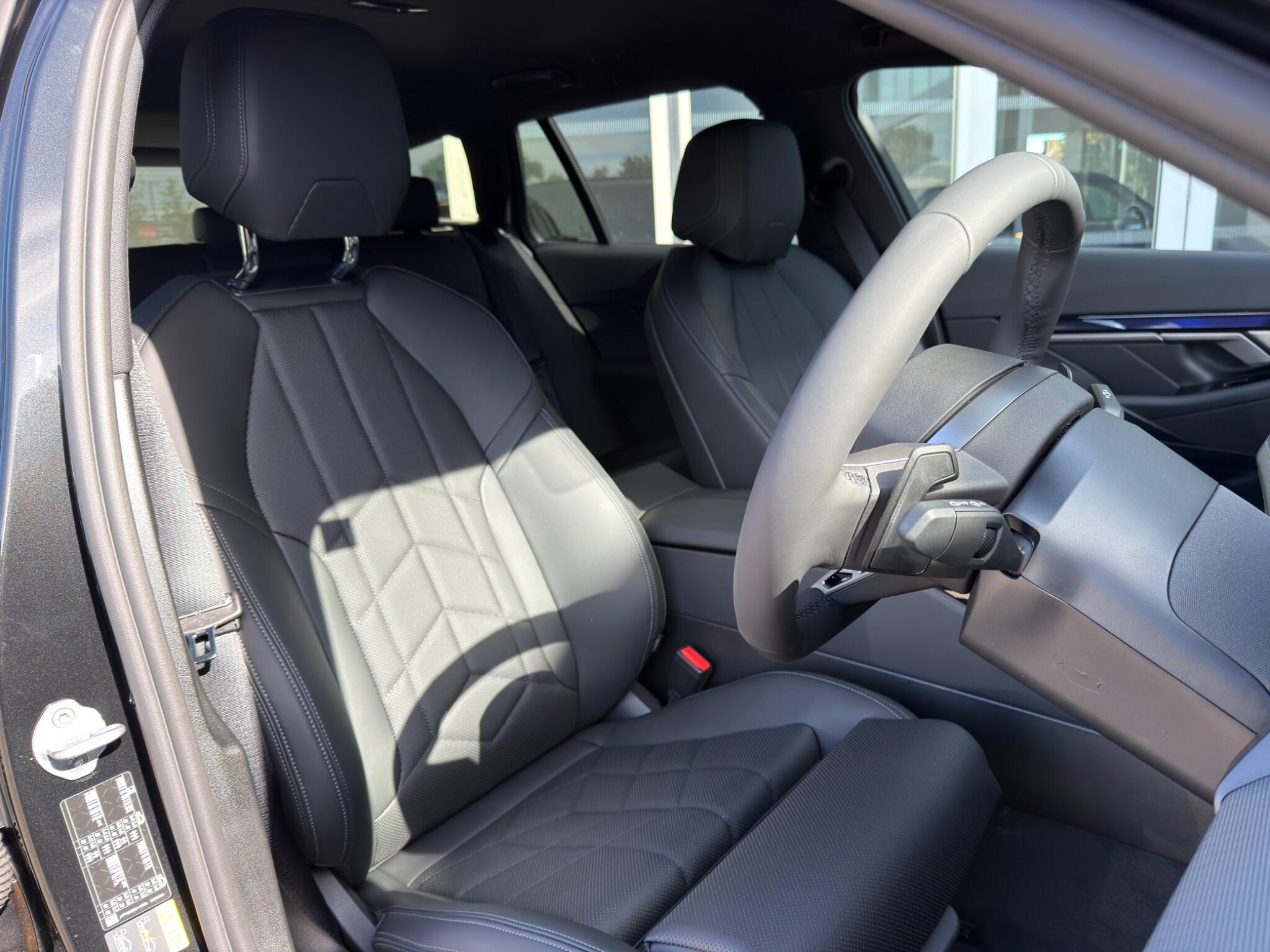 BMW 5 Series view 9
