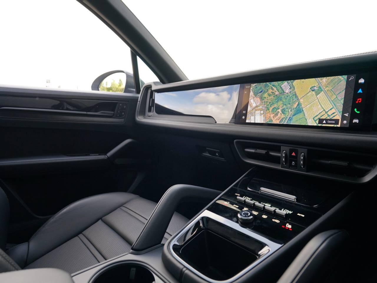 Porsche Cayenne view 32