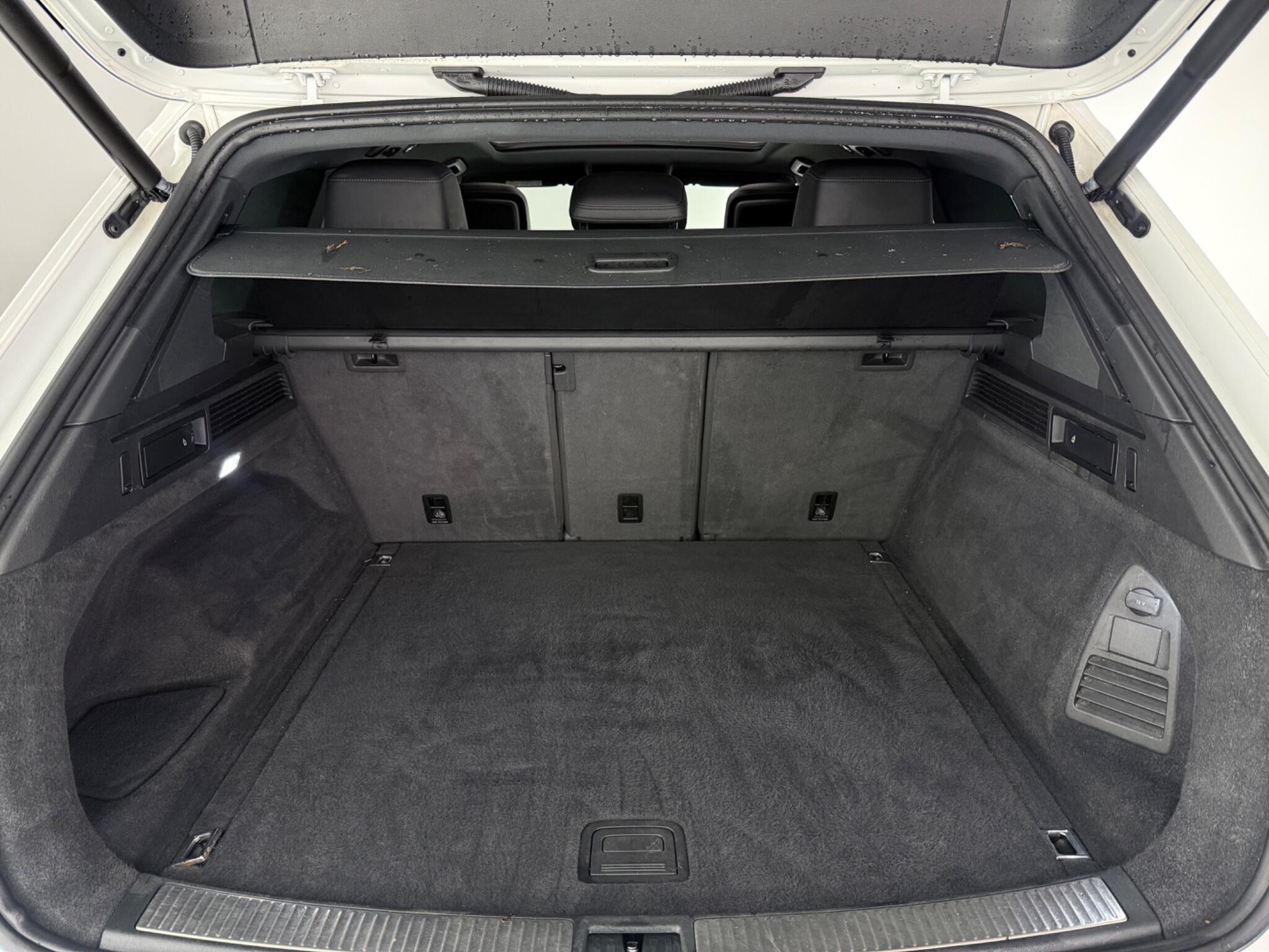 Volkswagen Touareg view 11
