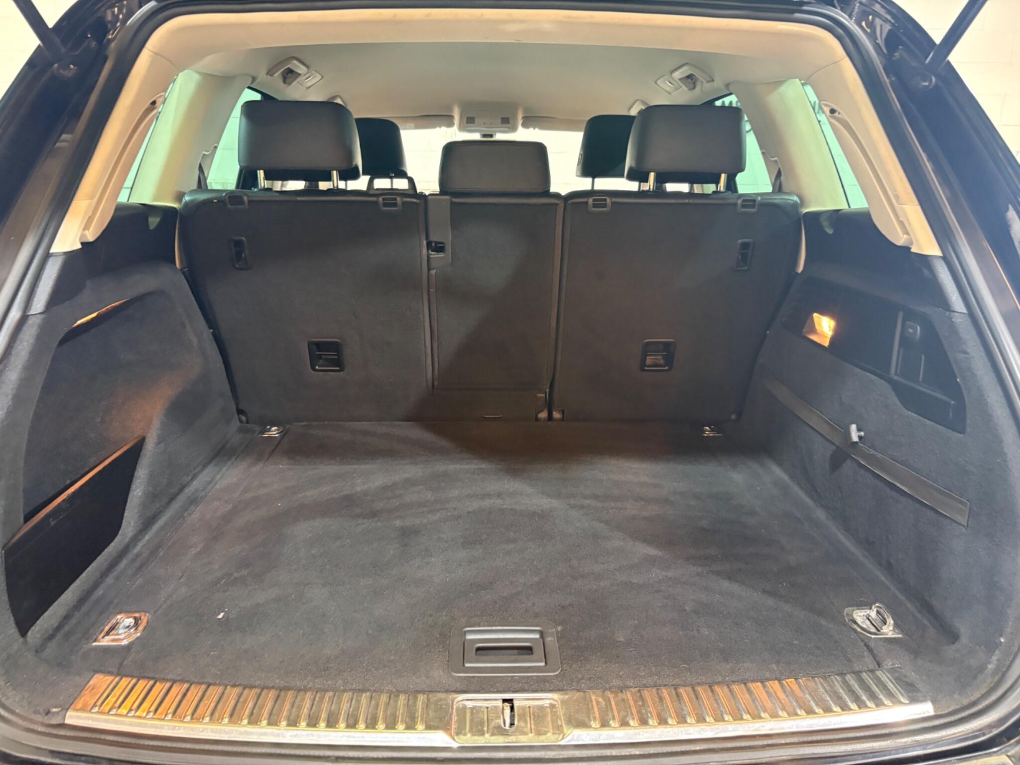 Volkswagen Touareg view 10