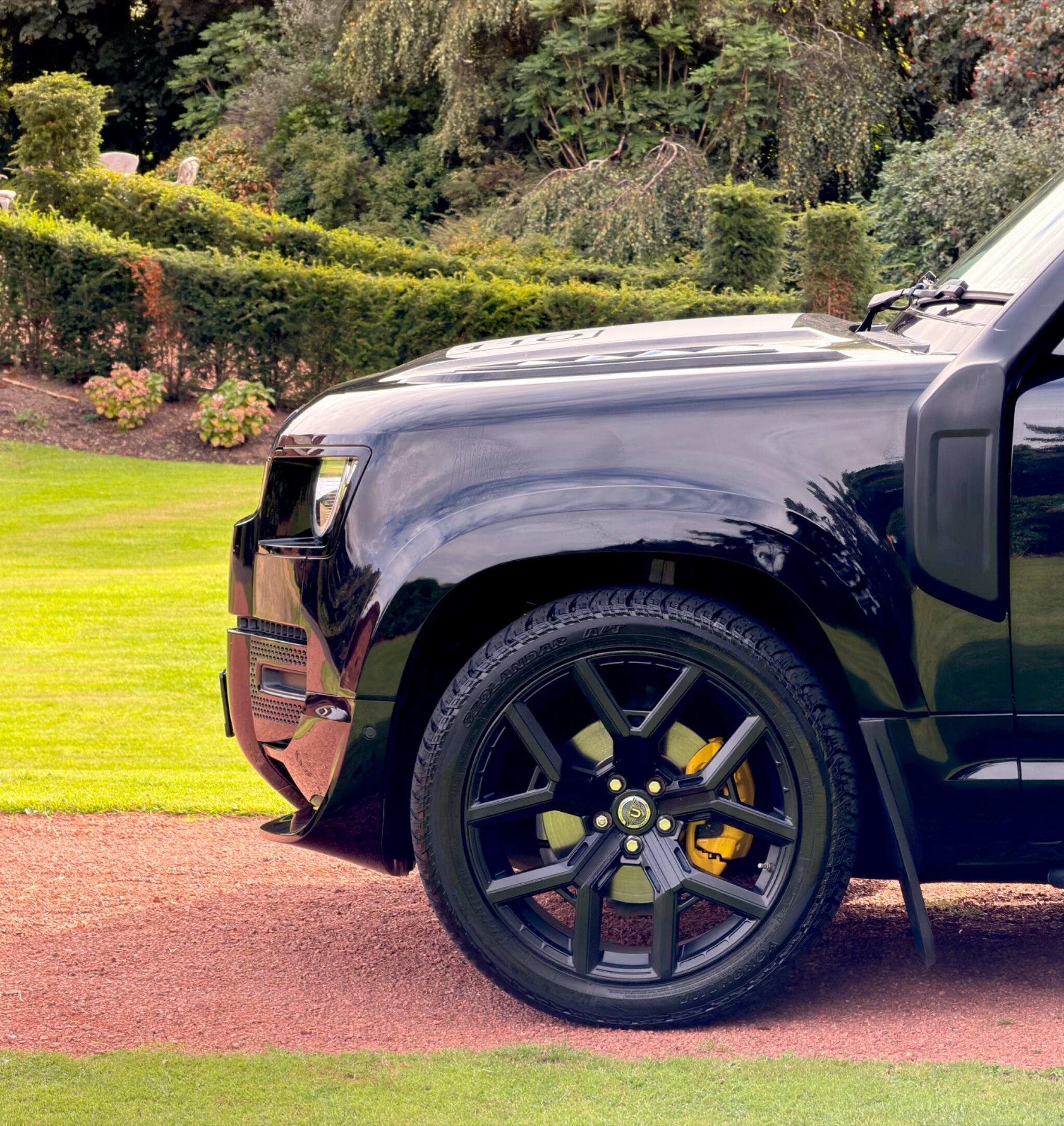 Land Rover Defender 110 view 26