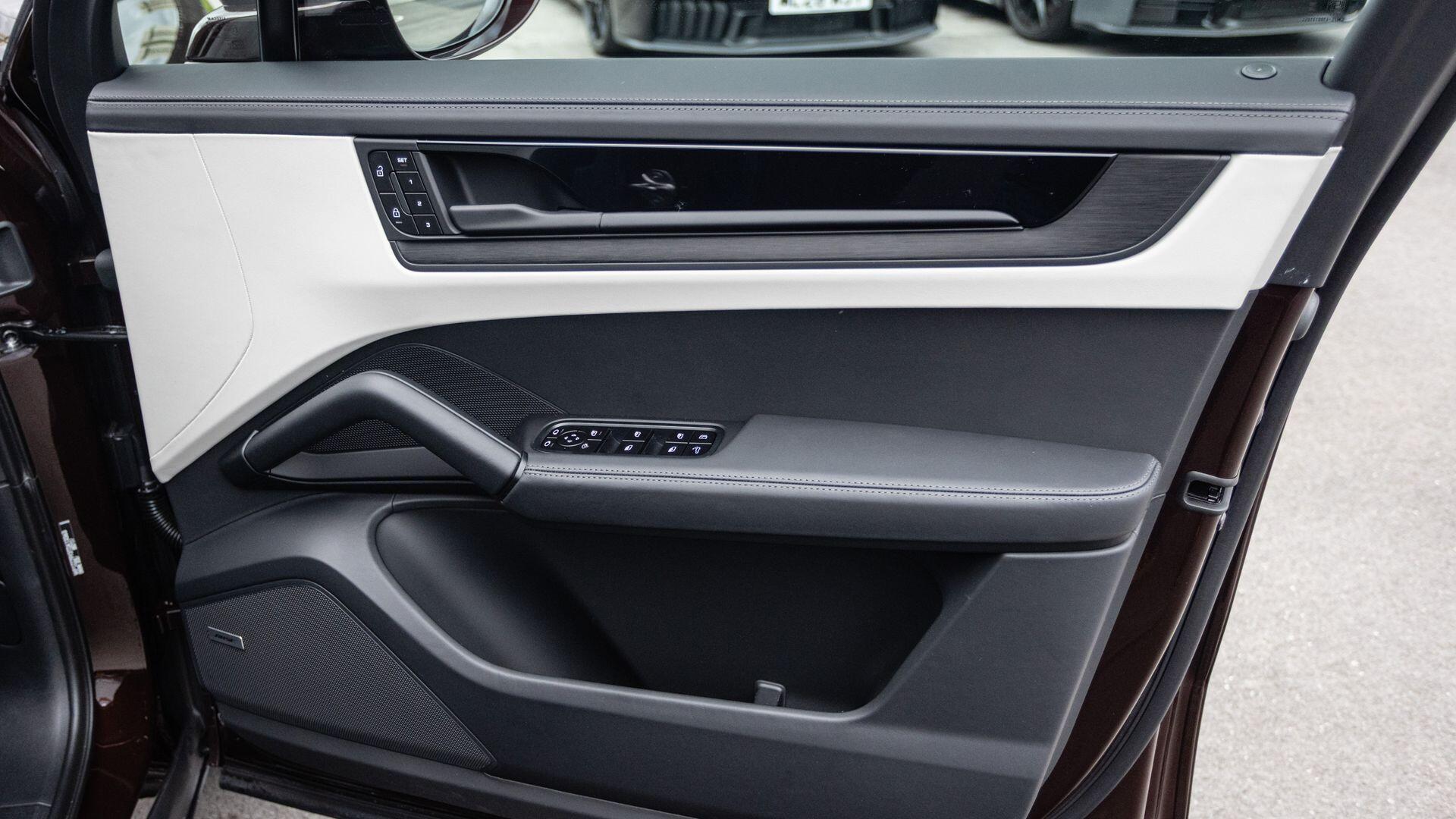 Porsche Cayenne view 21