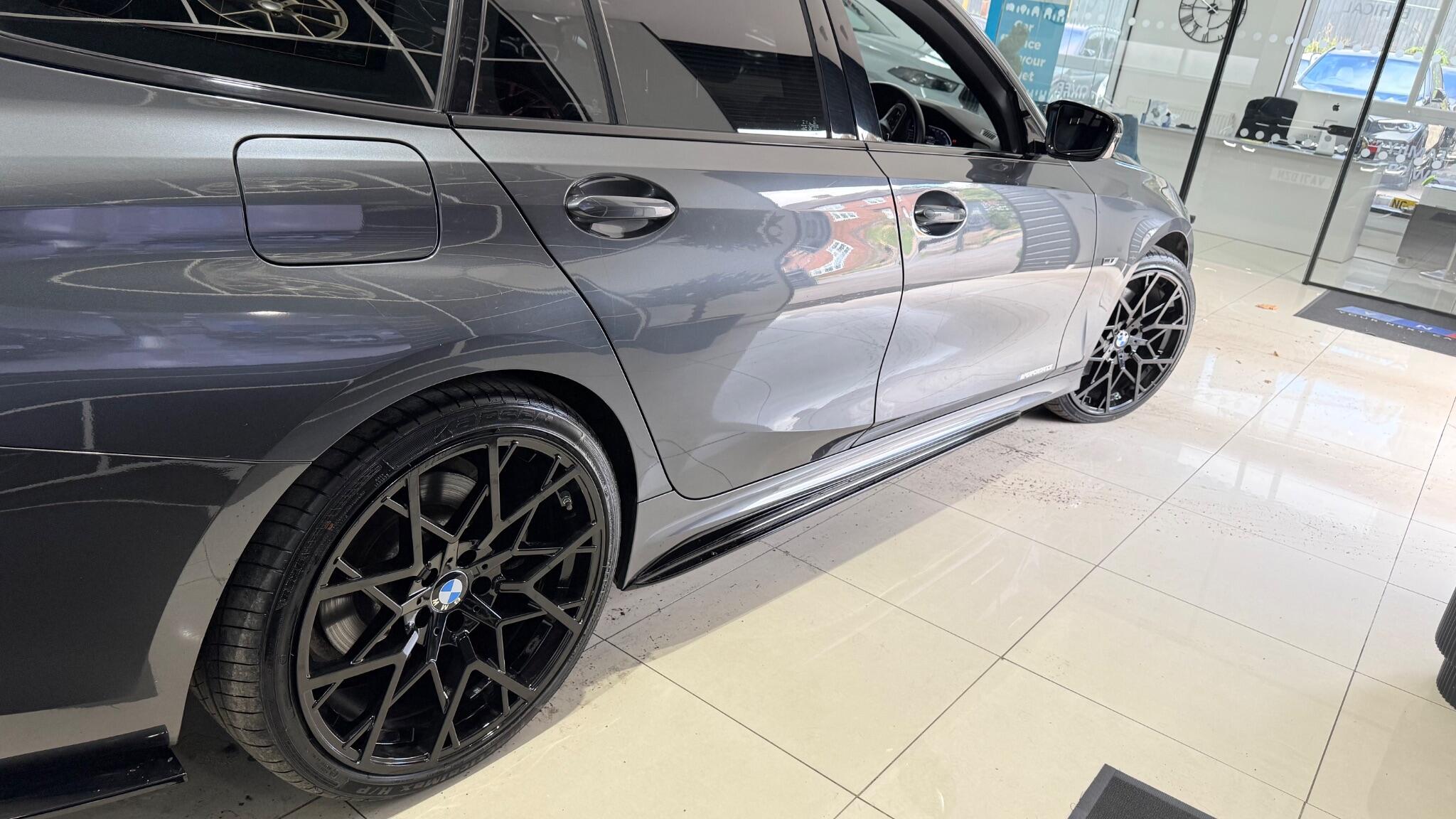BMW 3 Series view 24
