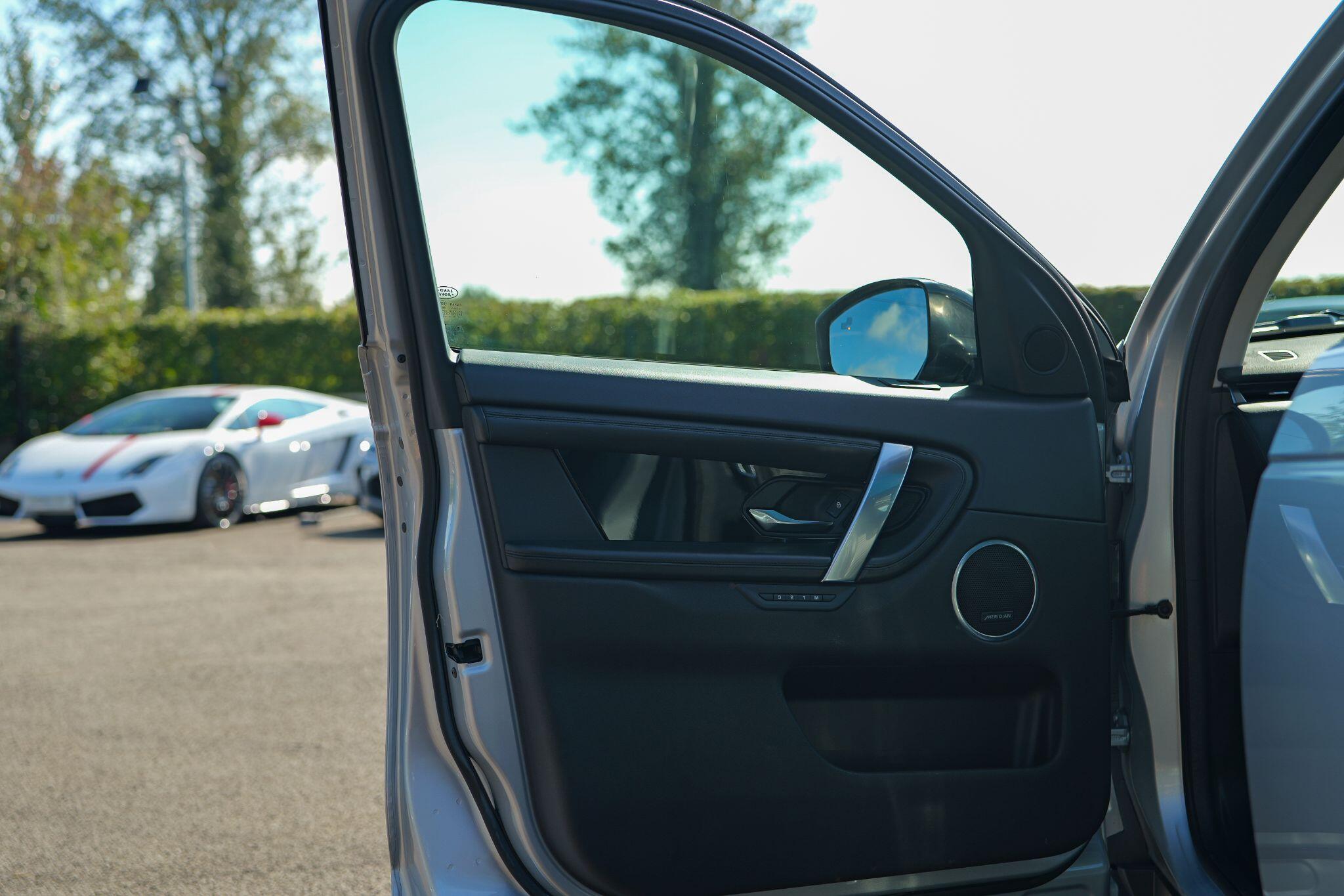 Land Rover Discovery Sport view 35