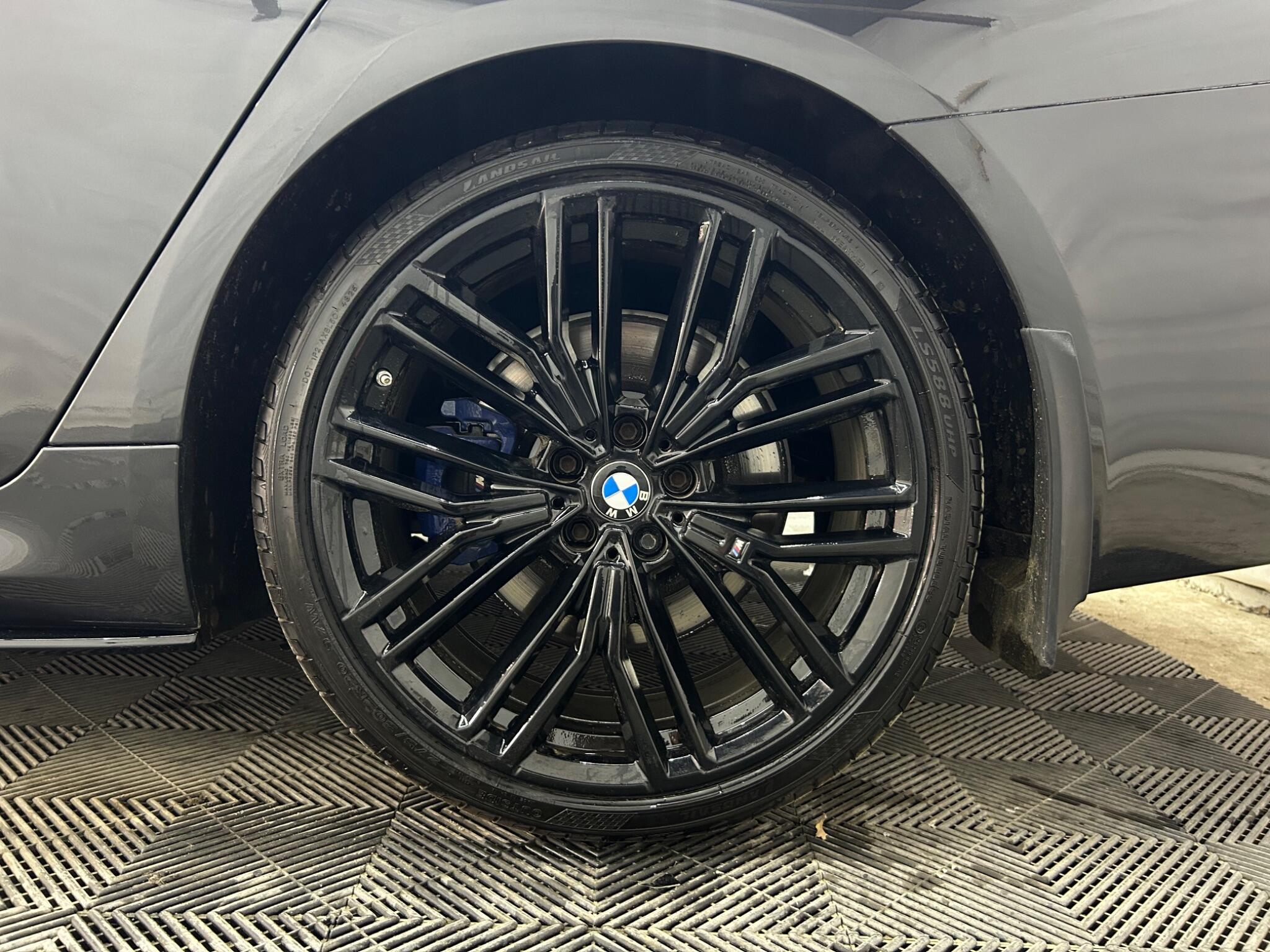 BMW 5 Series view 36