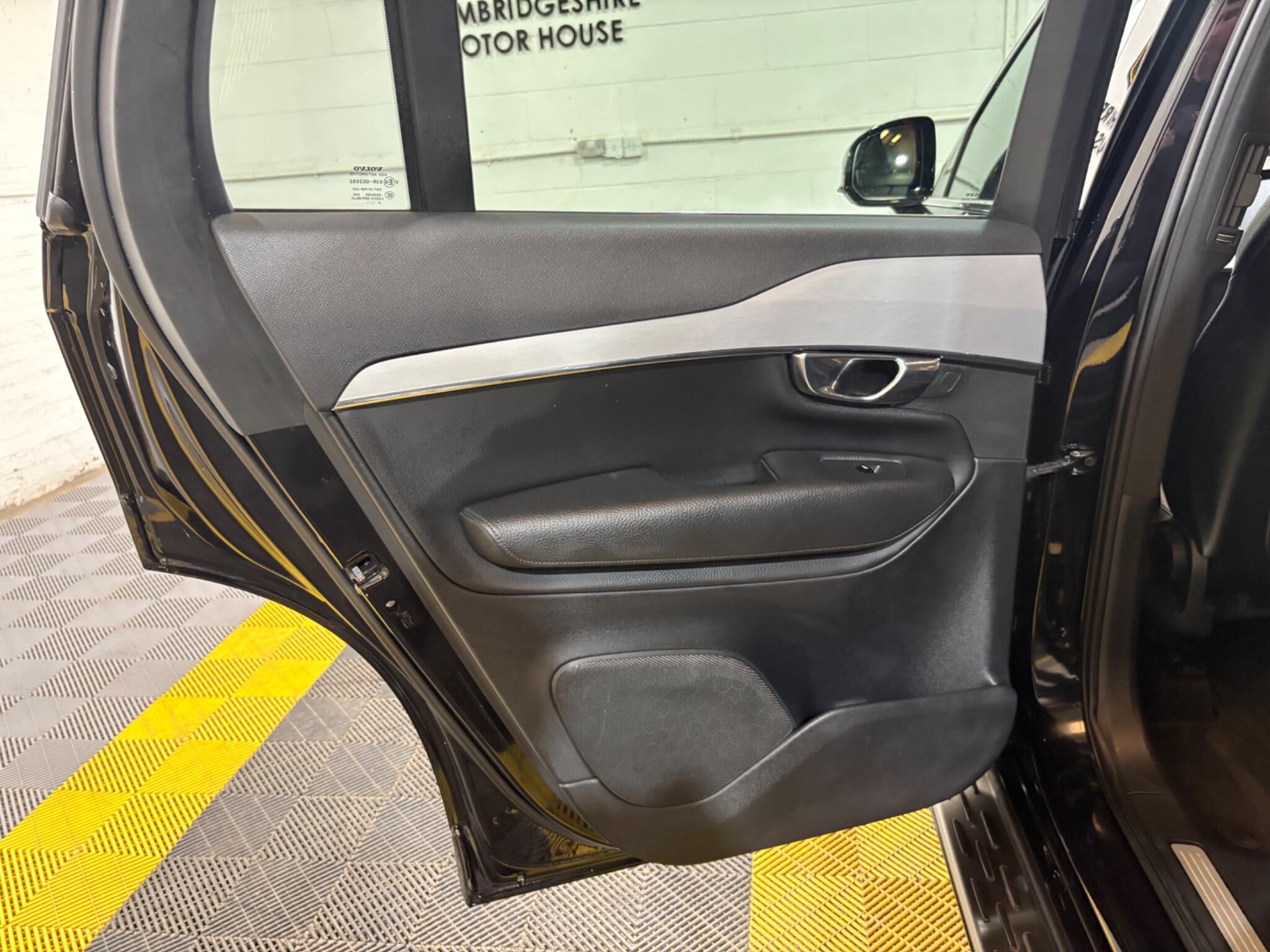 Volvo XC90 view 42