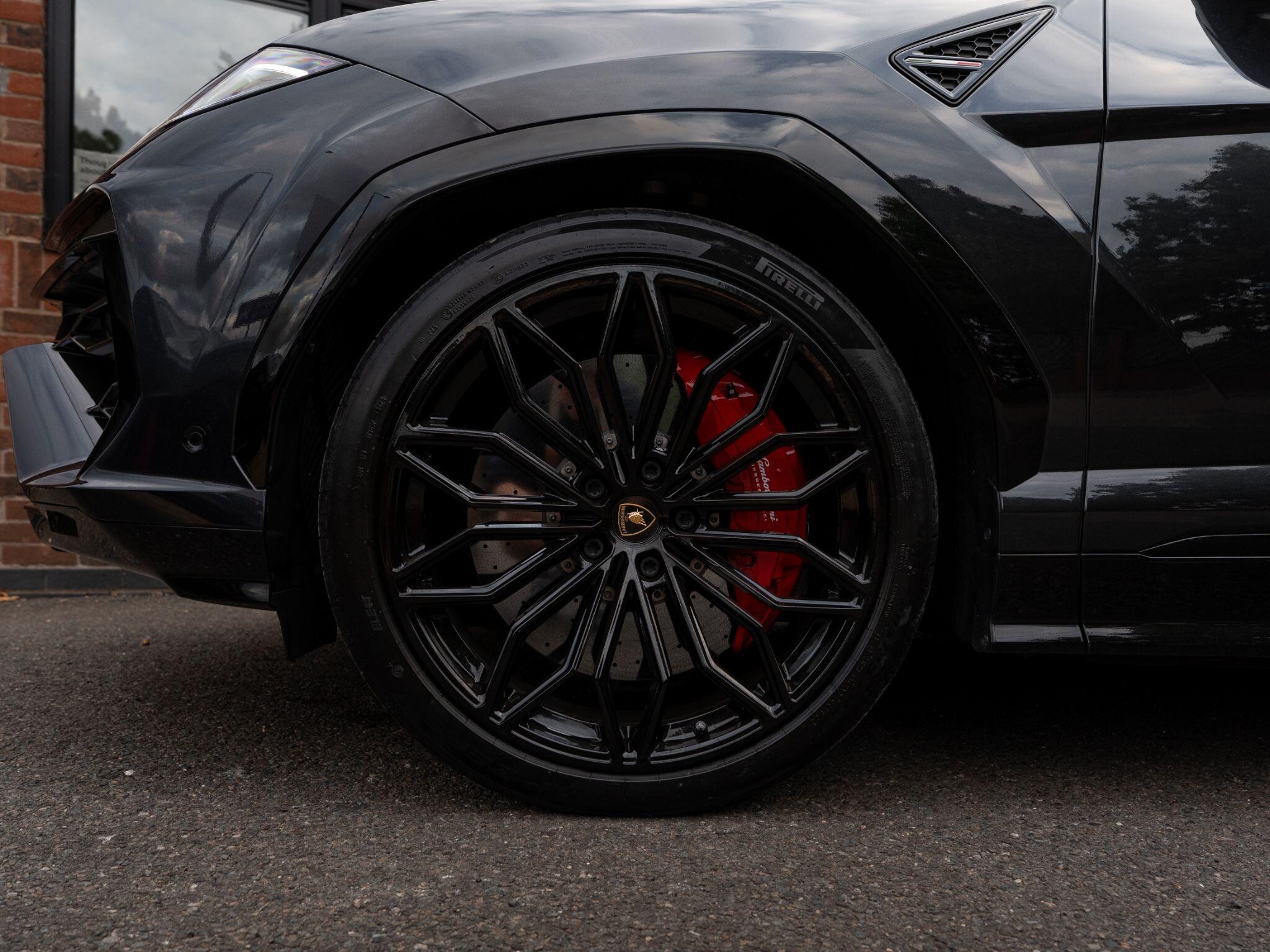 Lamborghini Urus view 32