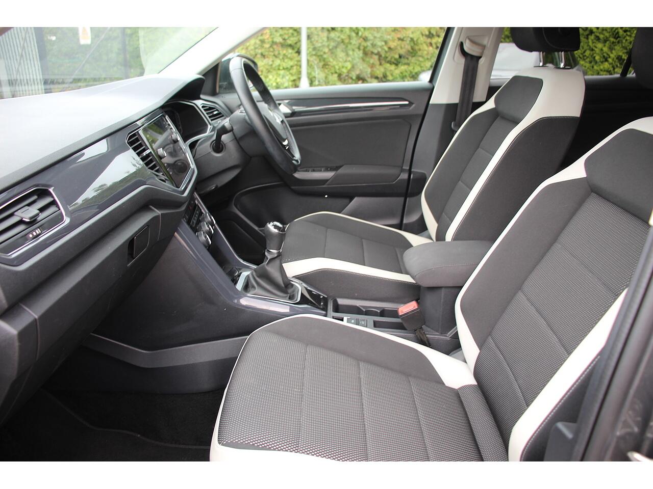 Volkswagen T-Roc view 17