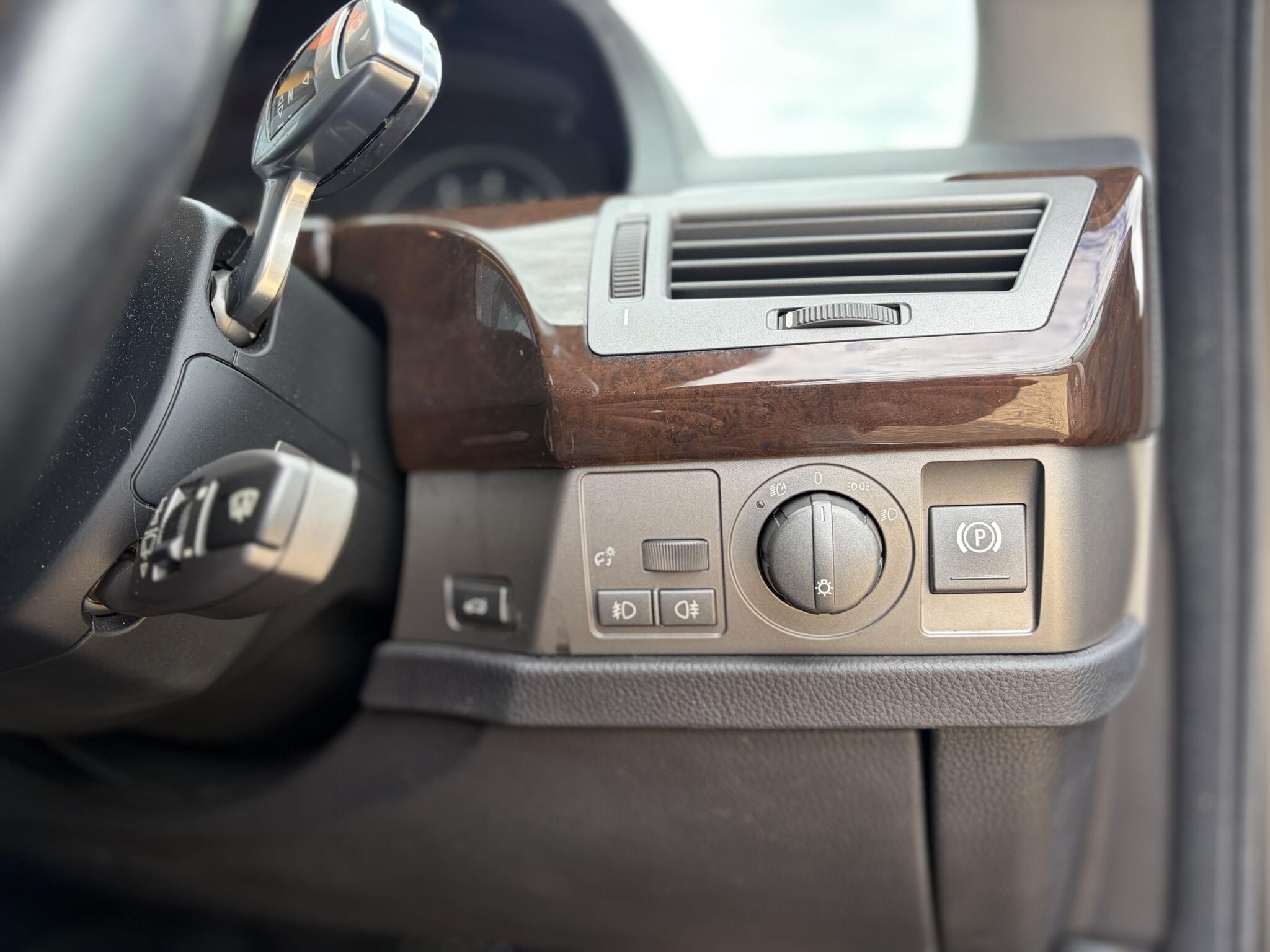 BMW 7 Series view 13