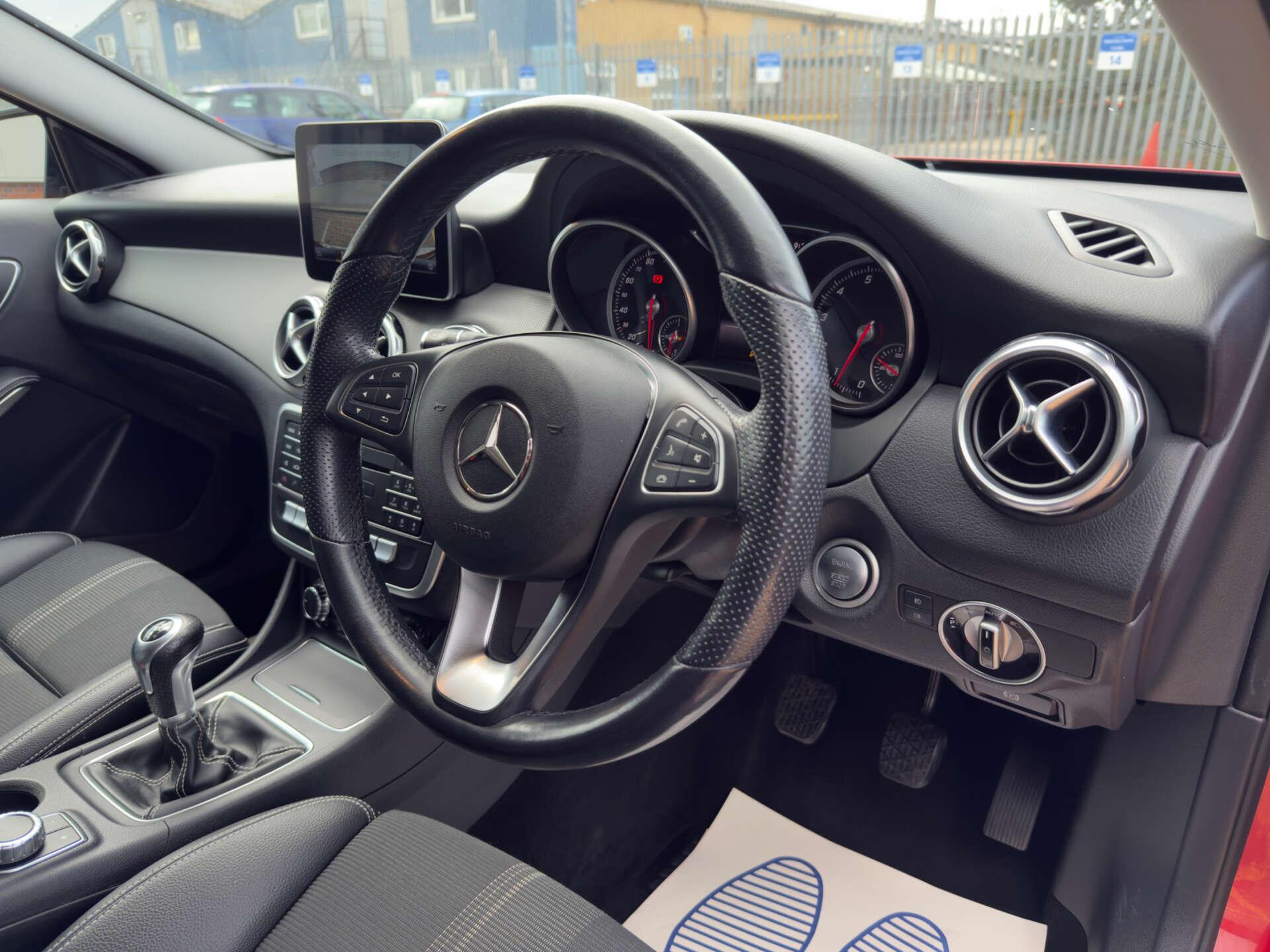 Mercedes-Benz GLA view 18