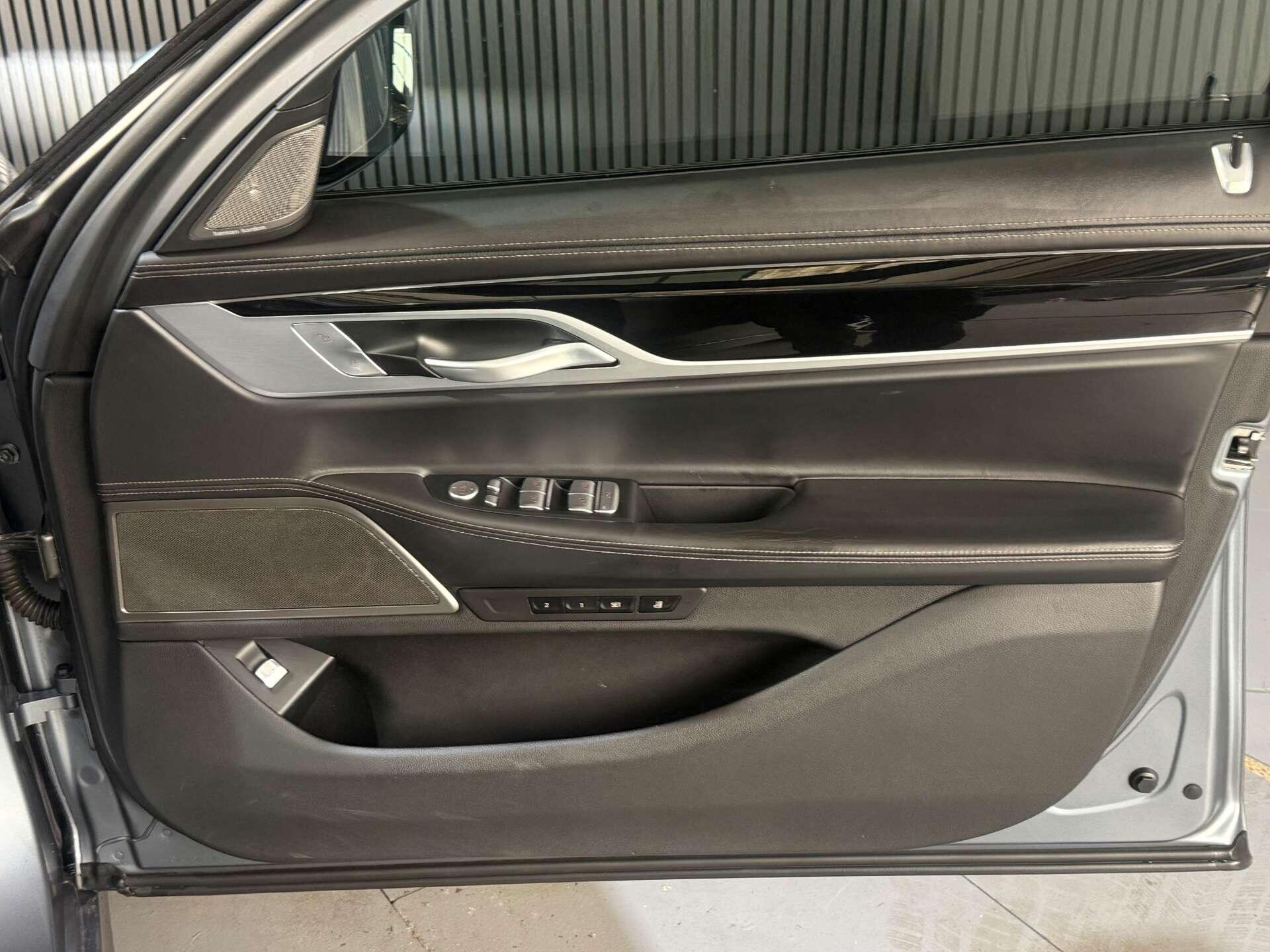BMW 7 Series view 40