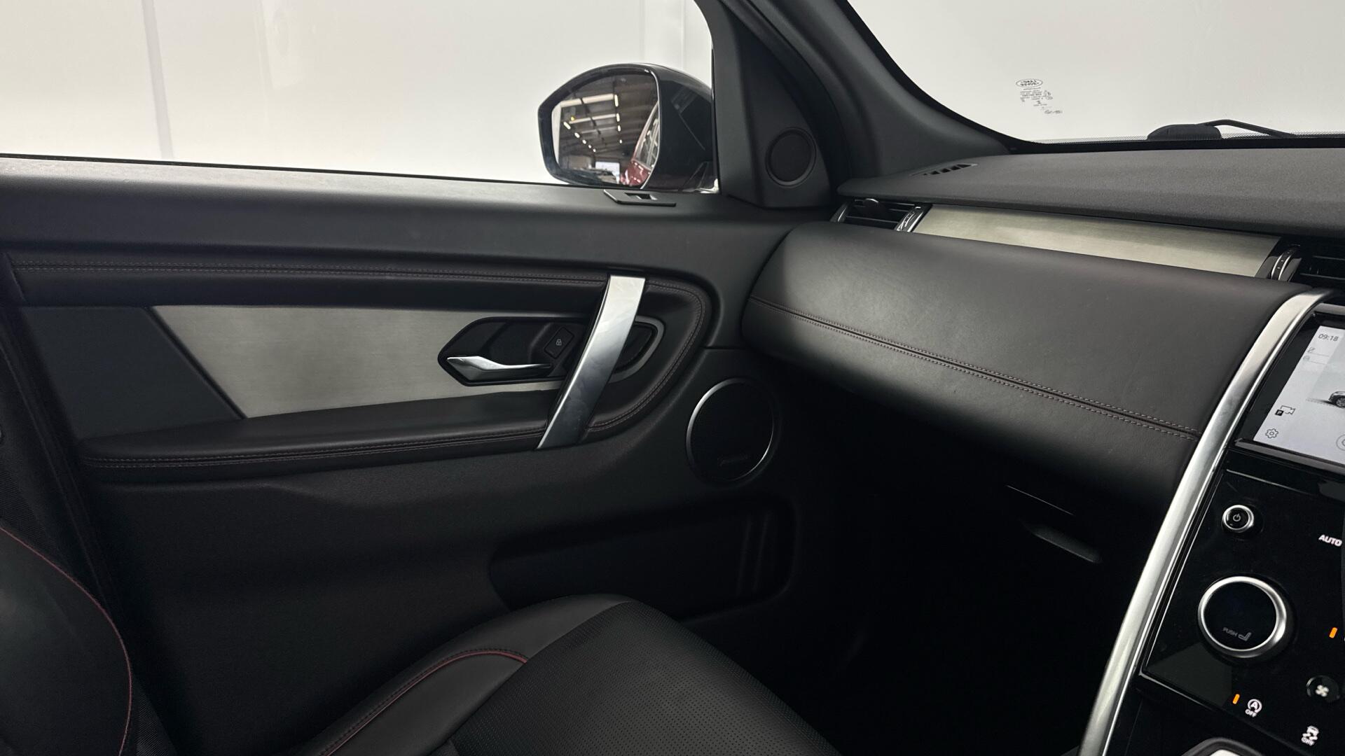 Land Rover Discovery Sport view 37