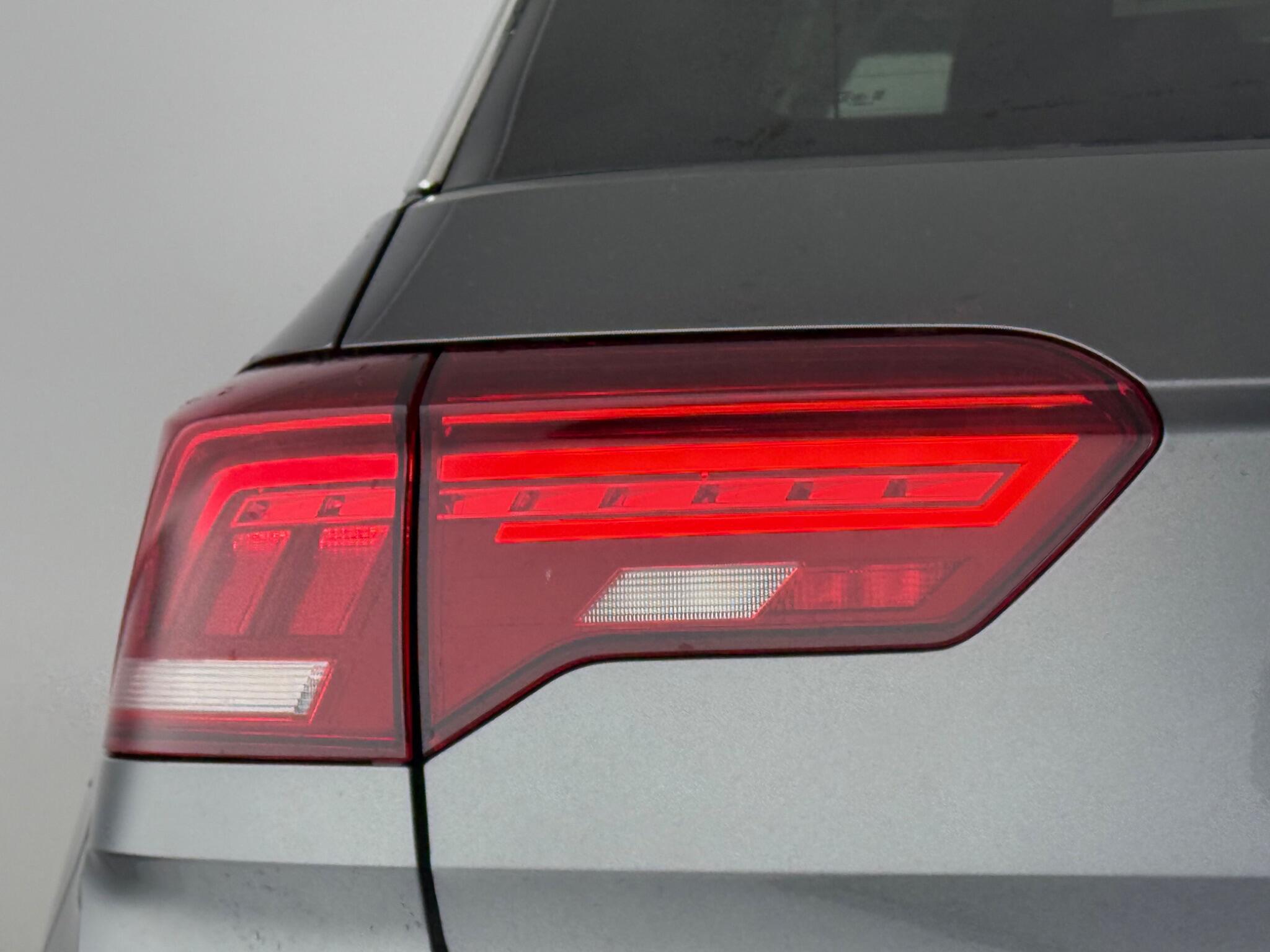 Volkswagen T-Roc view 11