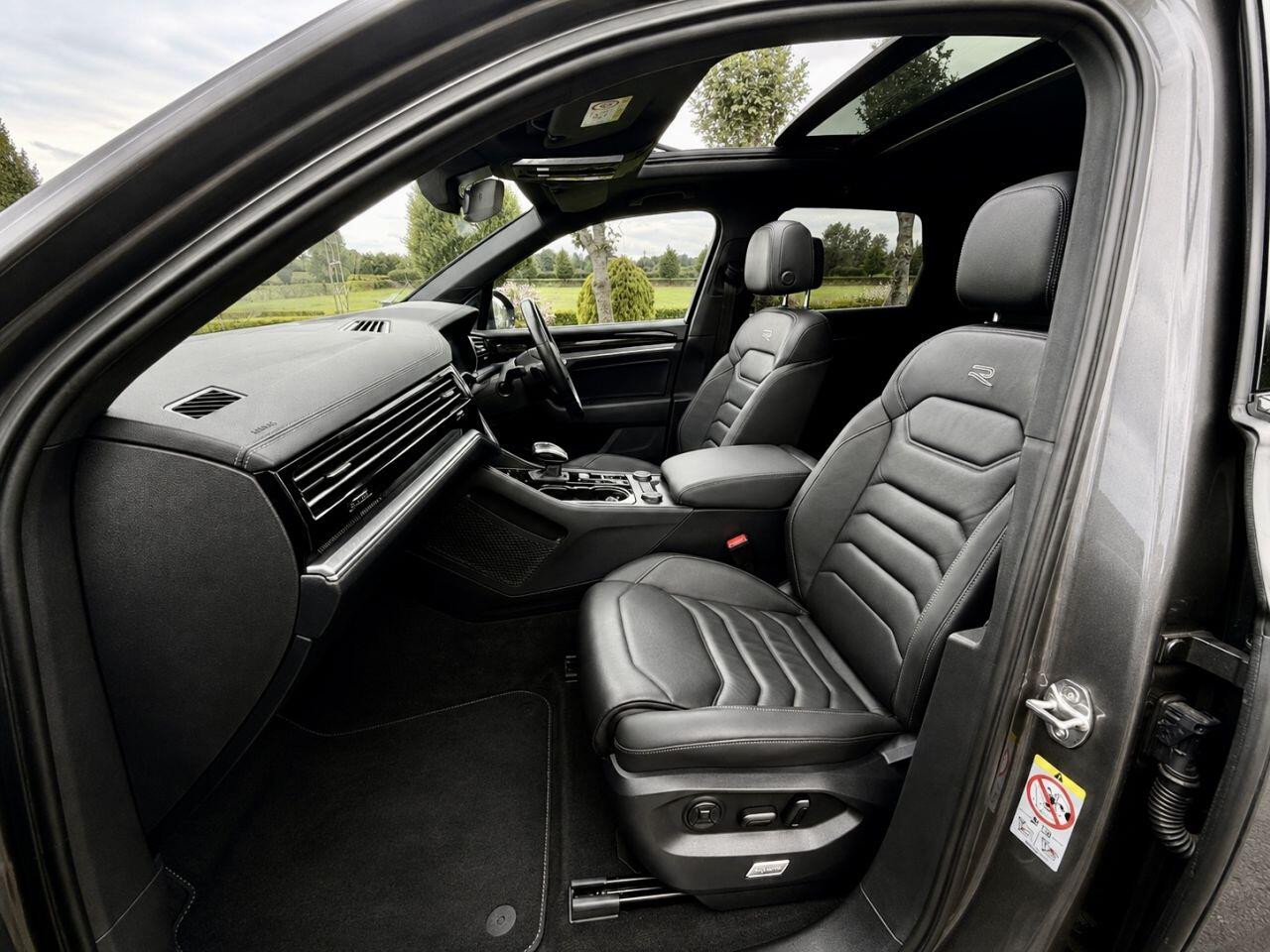 Volkswagen Touareg view 9