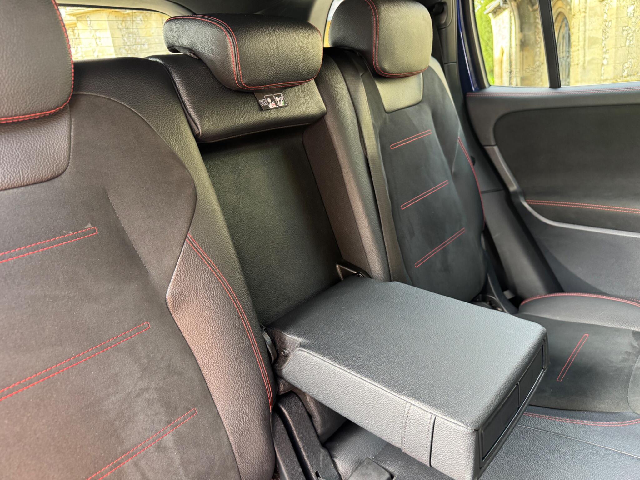 Mercedes-Benz GLB view 40