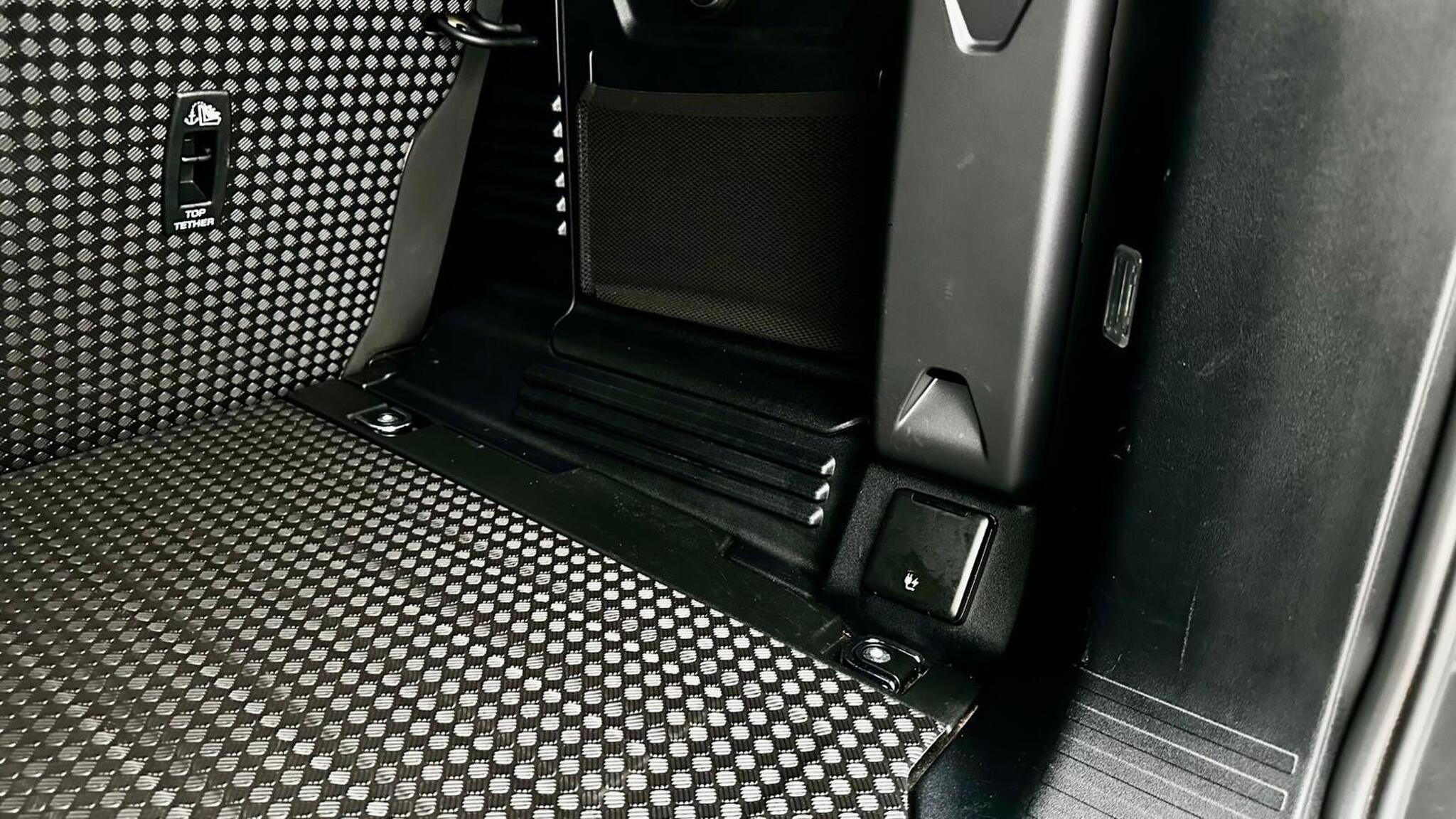 Land Rover Defender 110 view 32