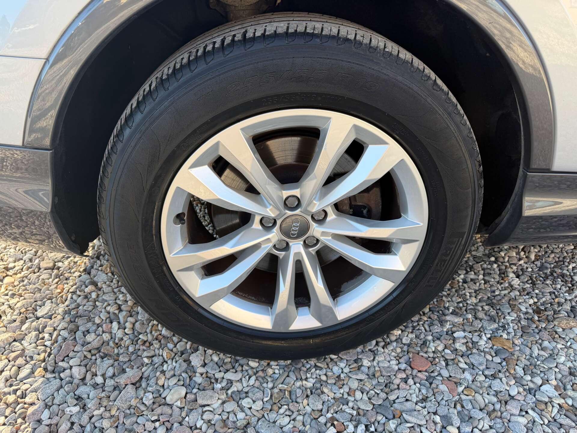 Audi Q7 view 11