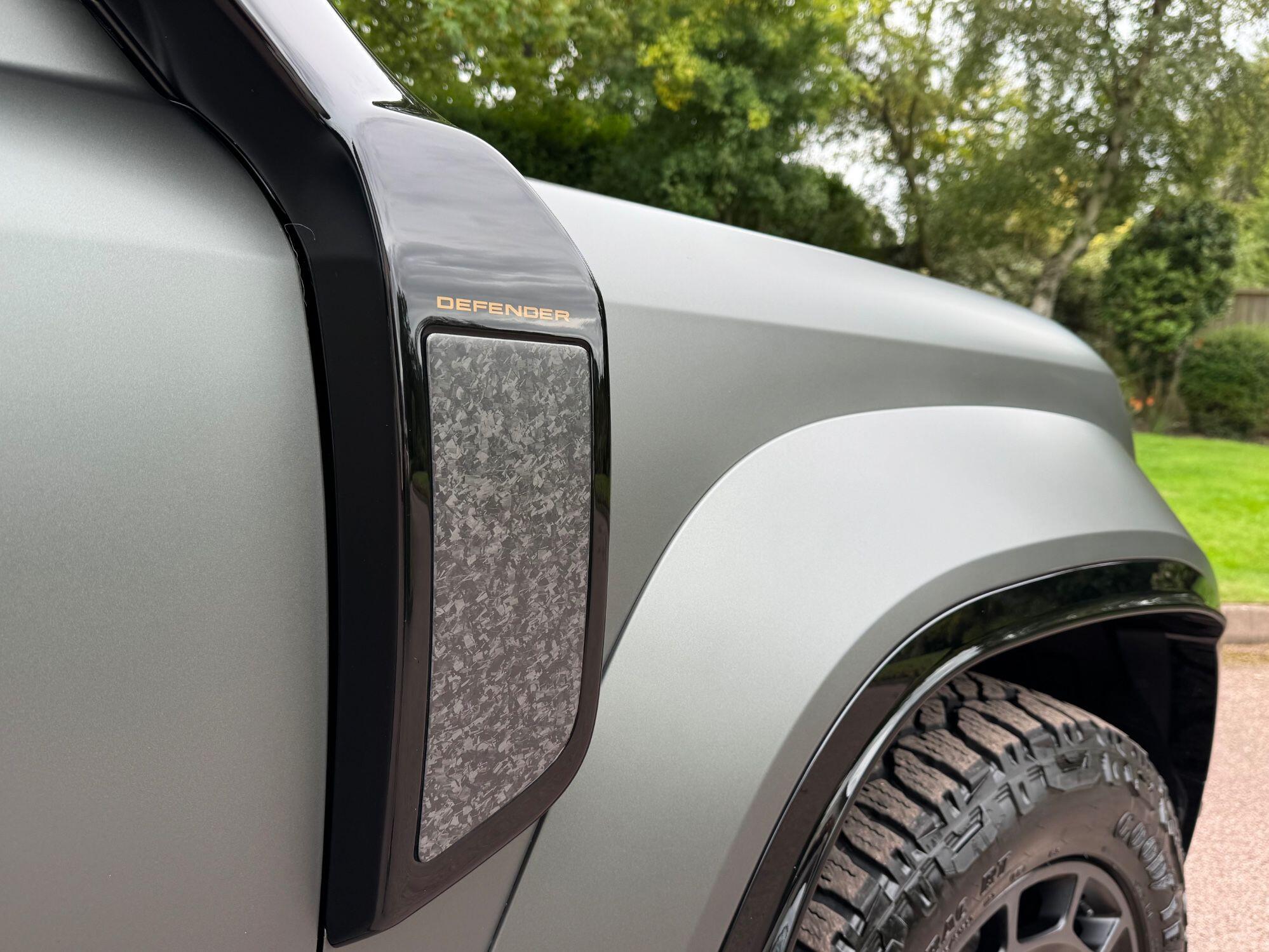 Land Rover Defender 110 view 17
