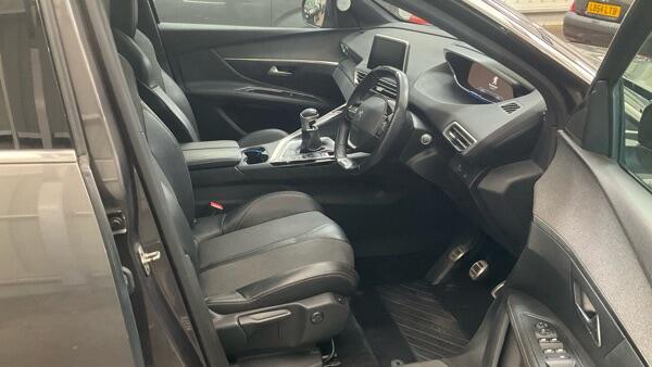 Peugeot 3008 view 3