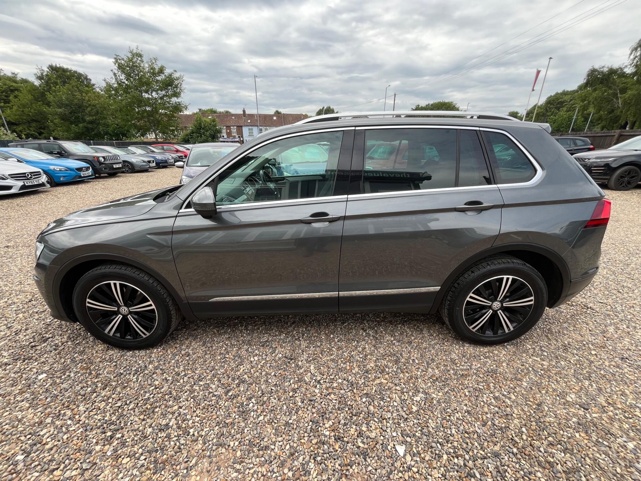 Volkswagen Tiguan view 8