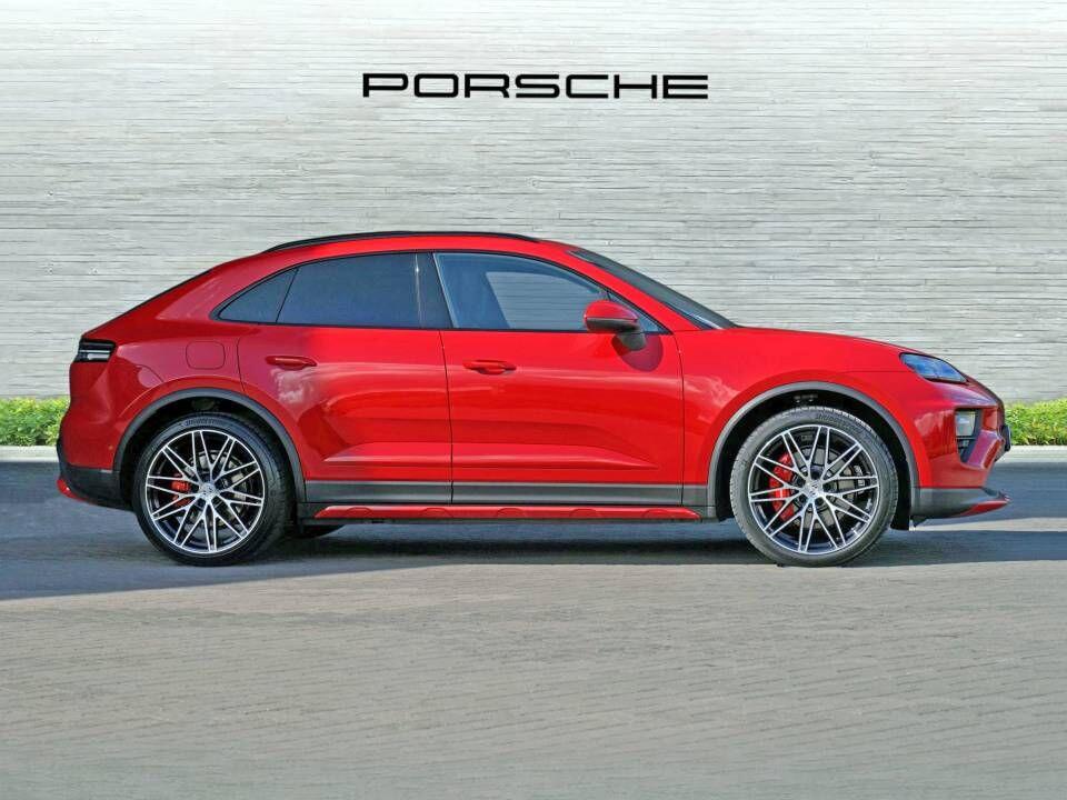Porsche Macan view 3