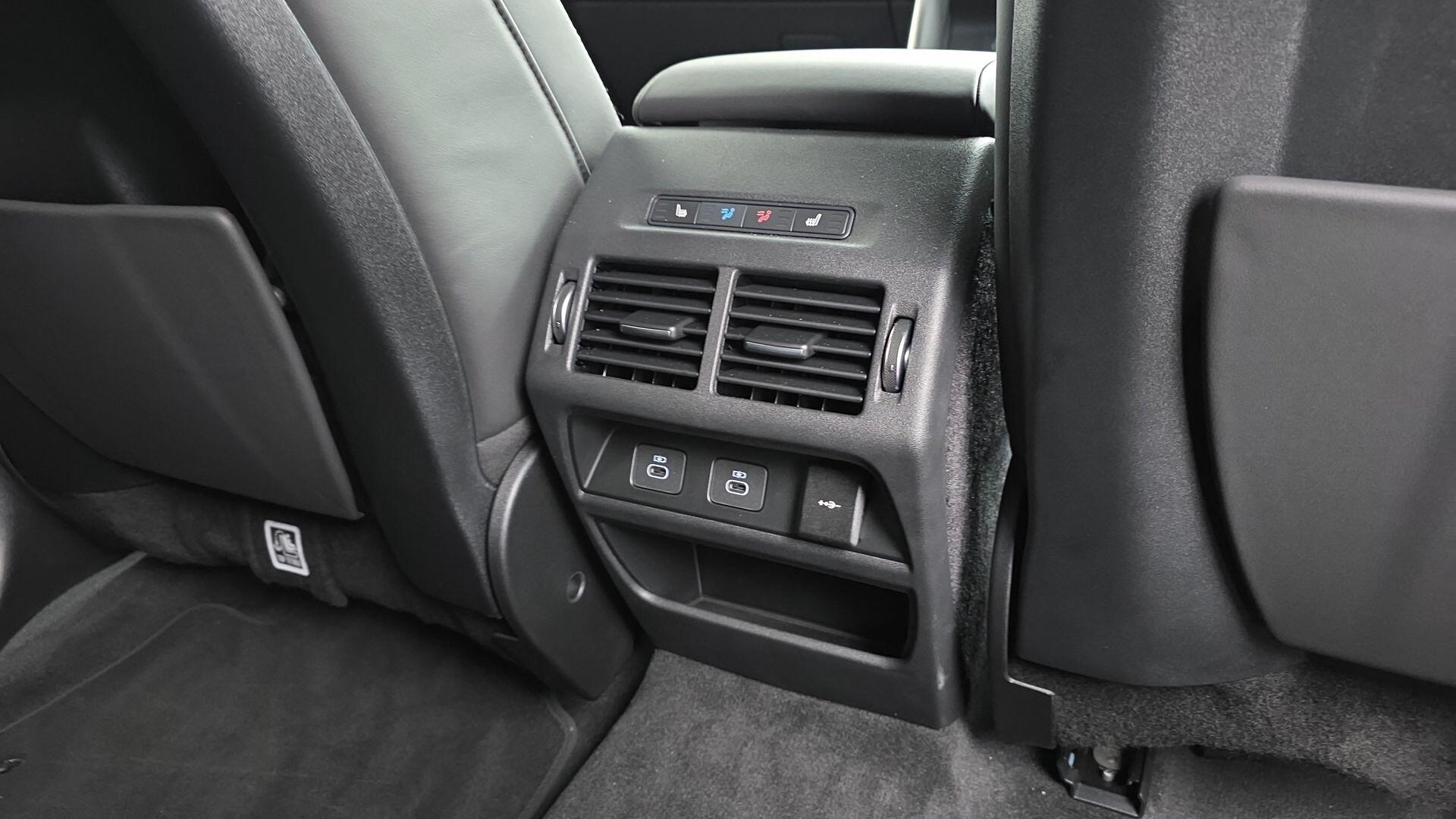 Land Rover Discovery Sport view 18