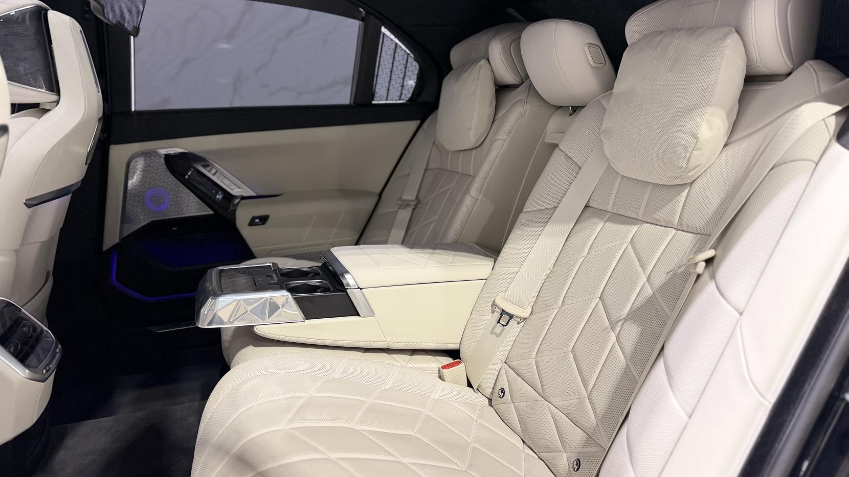 BMW i7 view 11