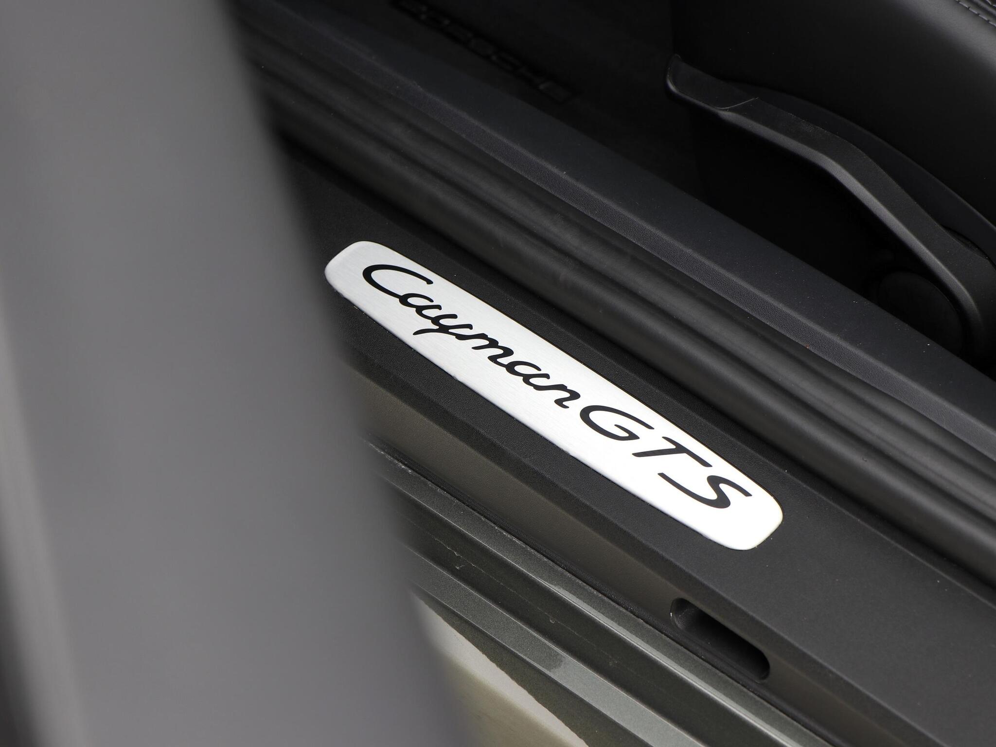 Porsche Cayman view 40