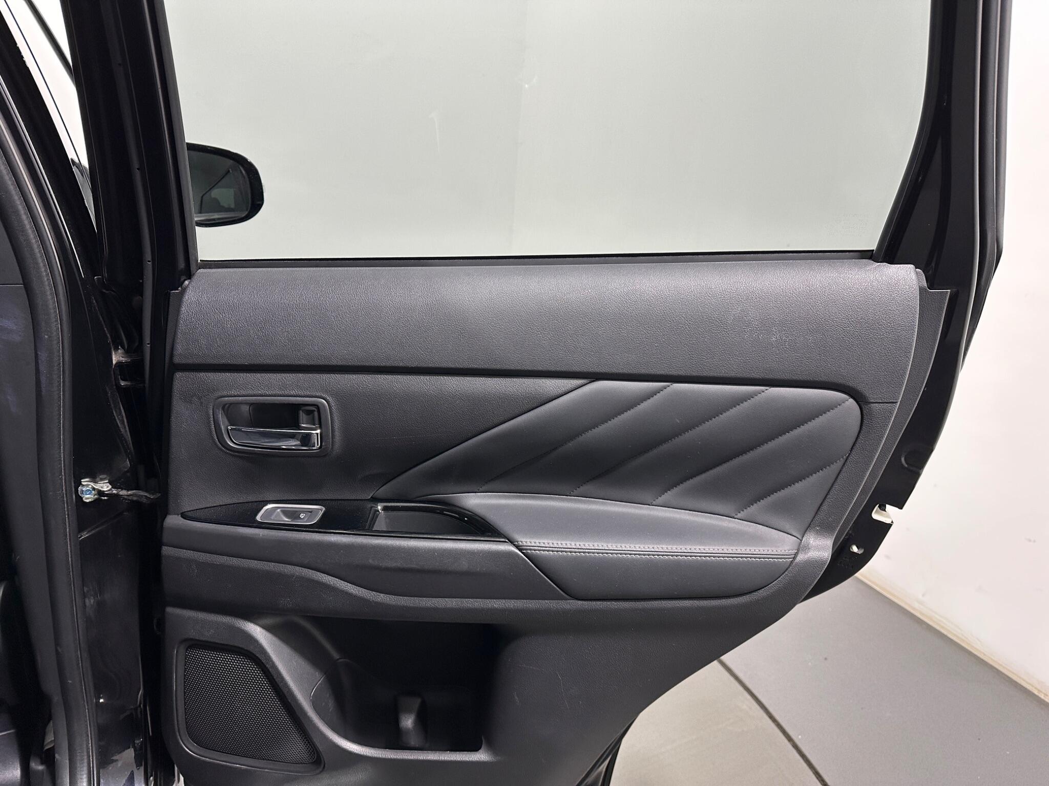 Mitsubishi Outlander view 41