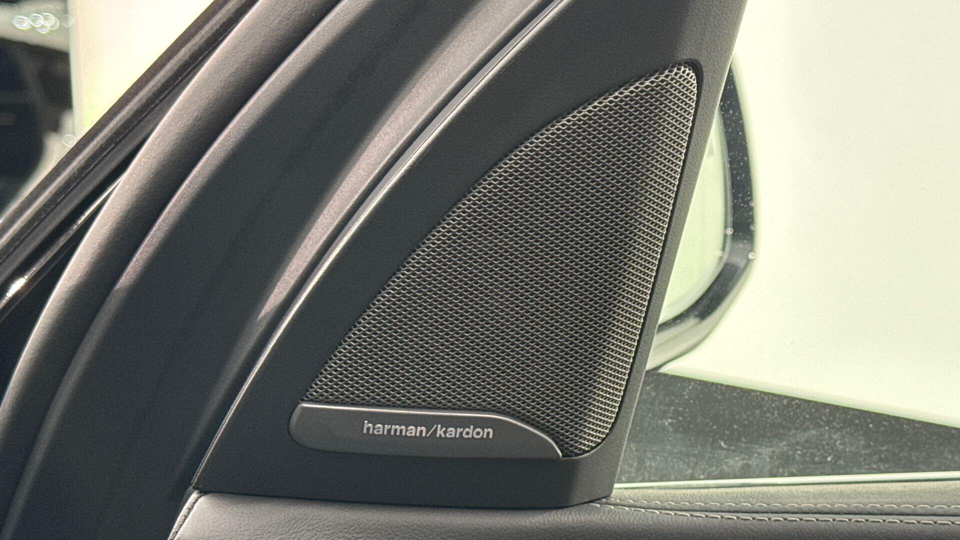 BMW X7 view 21