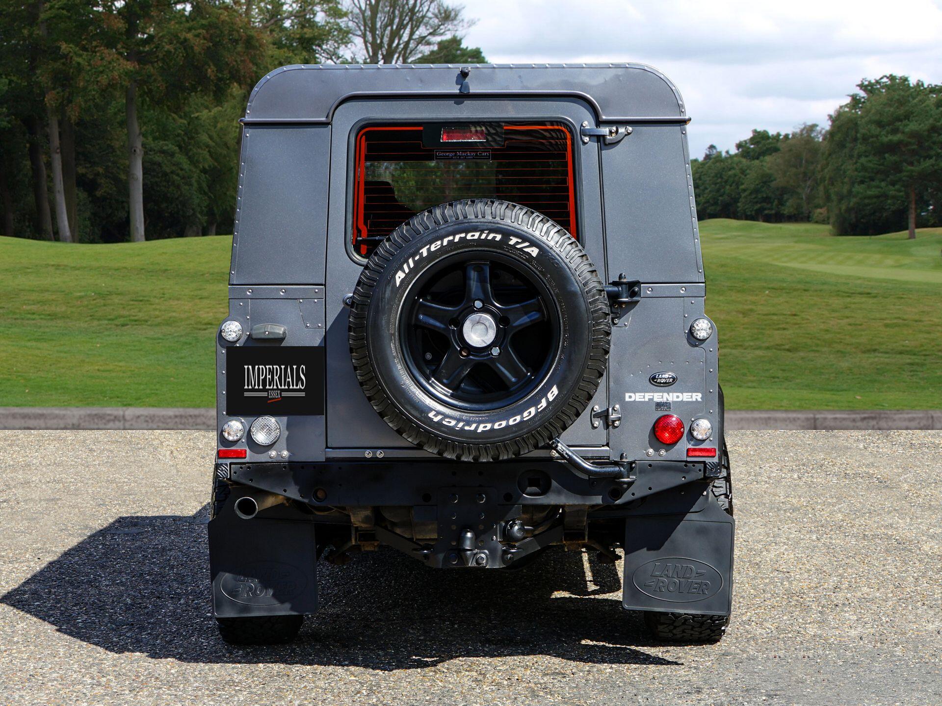 Land Rover Defender 110 view 11