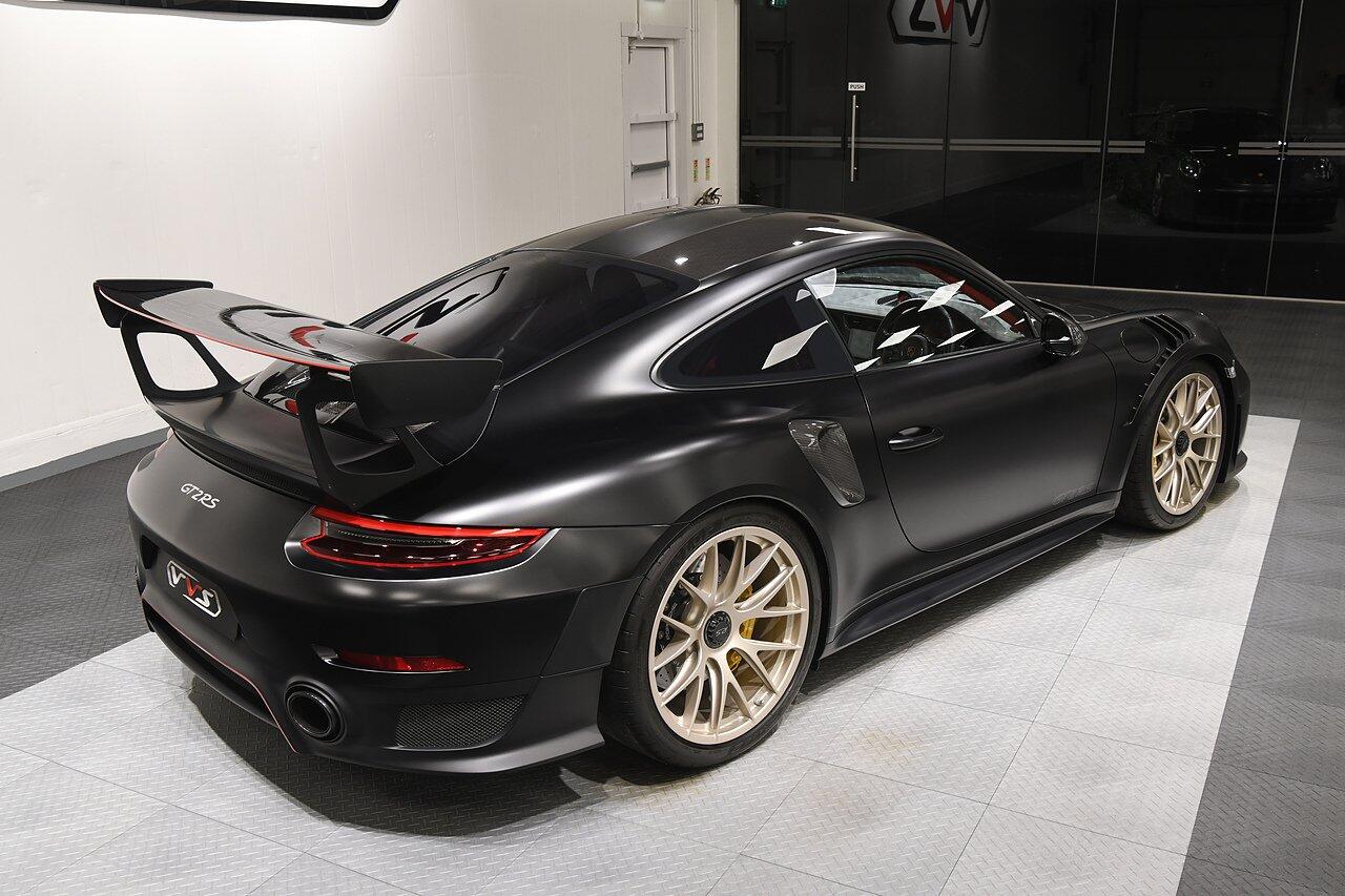 Porsche 911 view 34