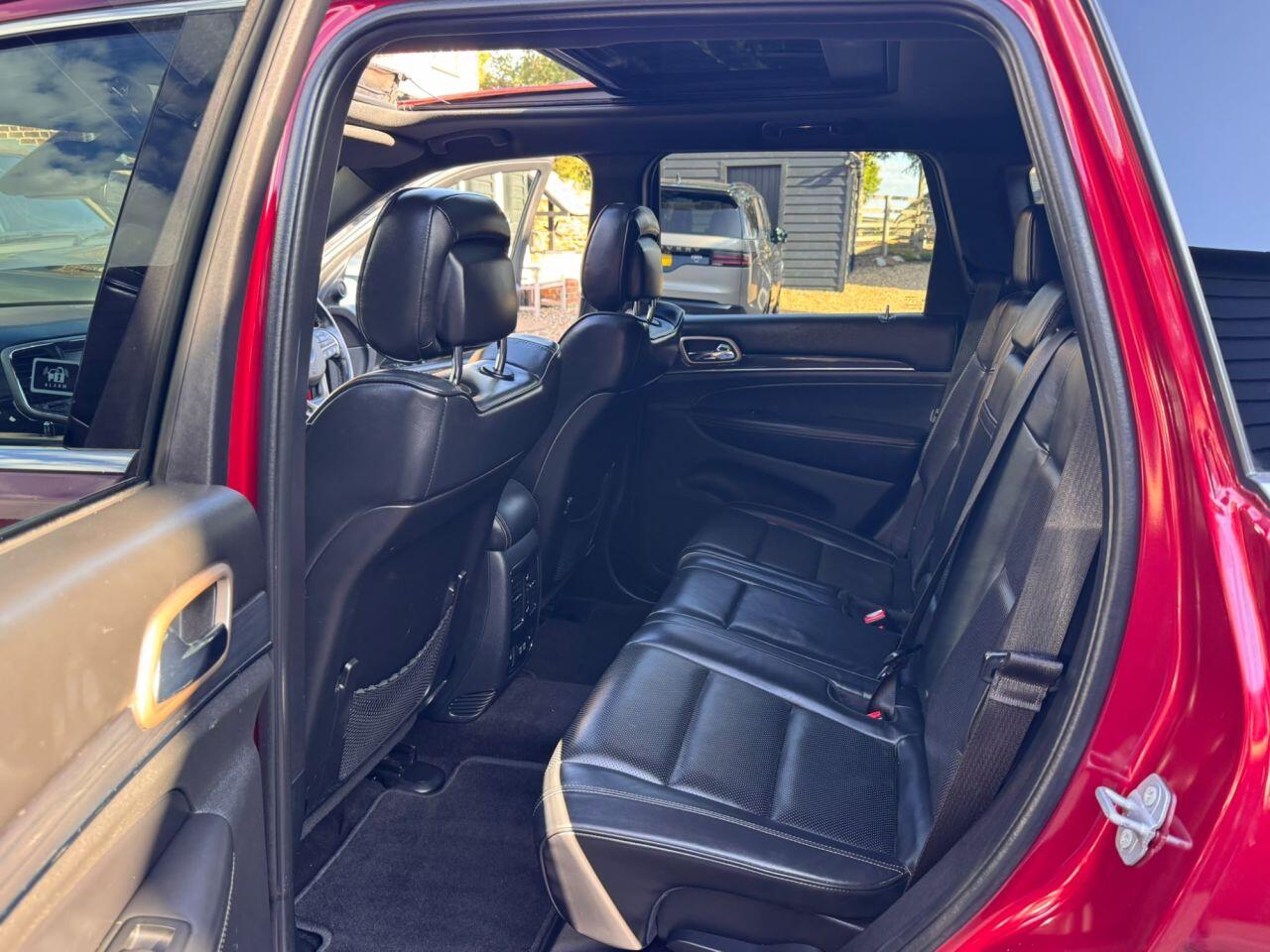 Jeep Grand Cherokee view 16